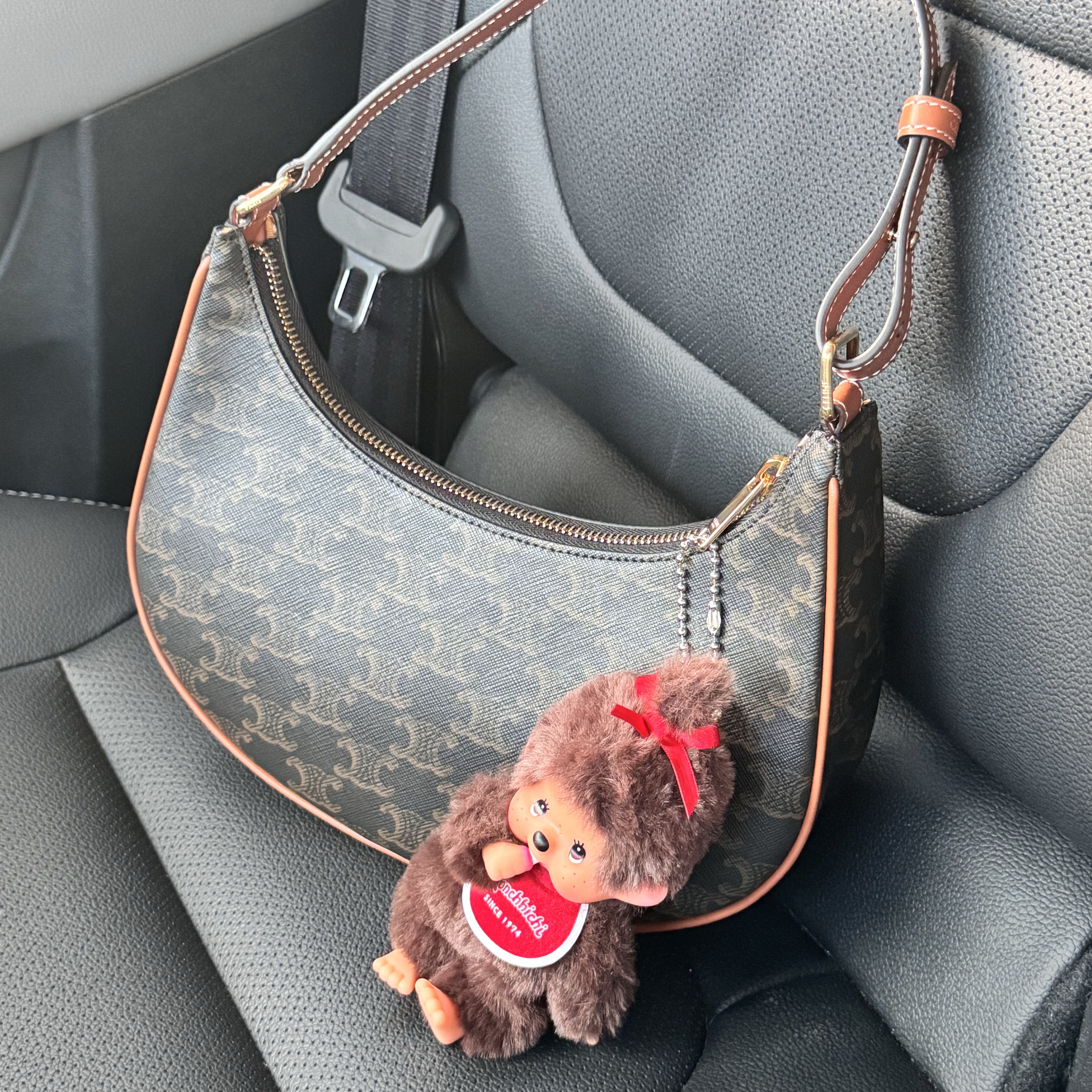Monchhichi SS Girl Key Chain Brown, Celine Ava Bag in Triomphe Canvas and Calfskin Tan 착용 스타일 - 2