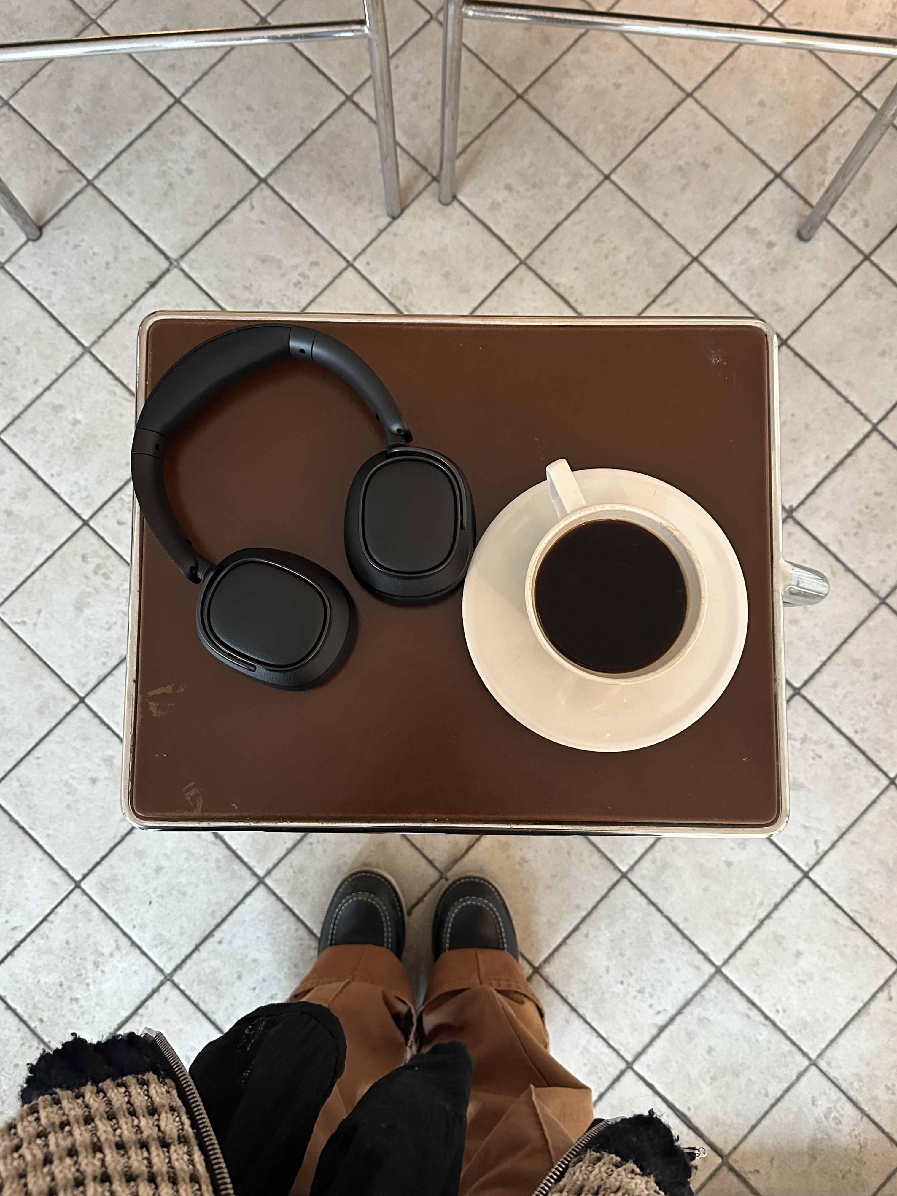 EDIFIER ES850NB Wireless Noise‑Cancelling Over‑Ear Headphones – Black 착용 스타일 - 10