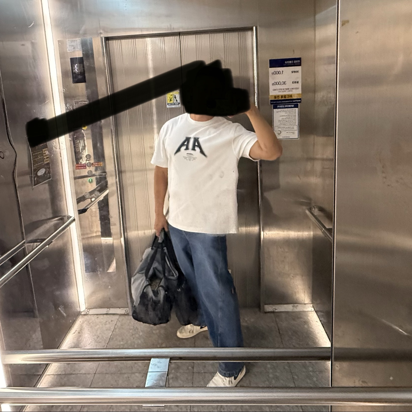 Ader Error Nolc Logo T-Shirt Off White, Ader Error Sig; TRS Tag Jeans 04 Blue 착용 스타일