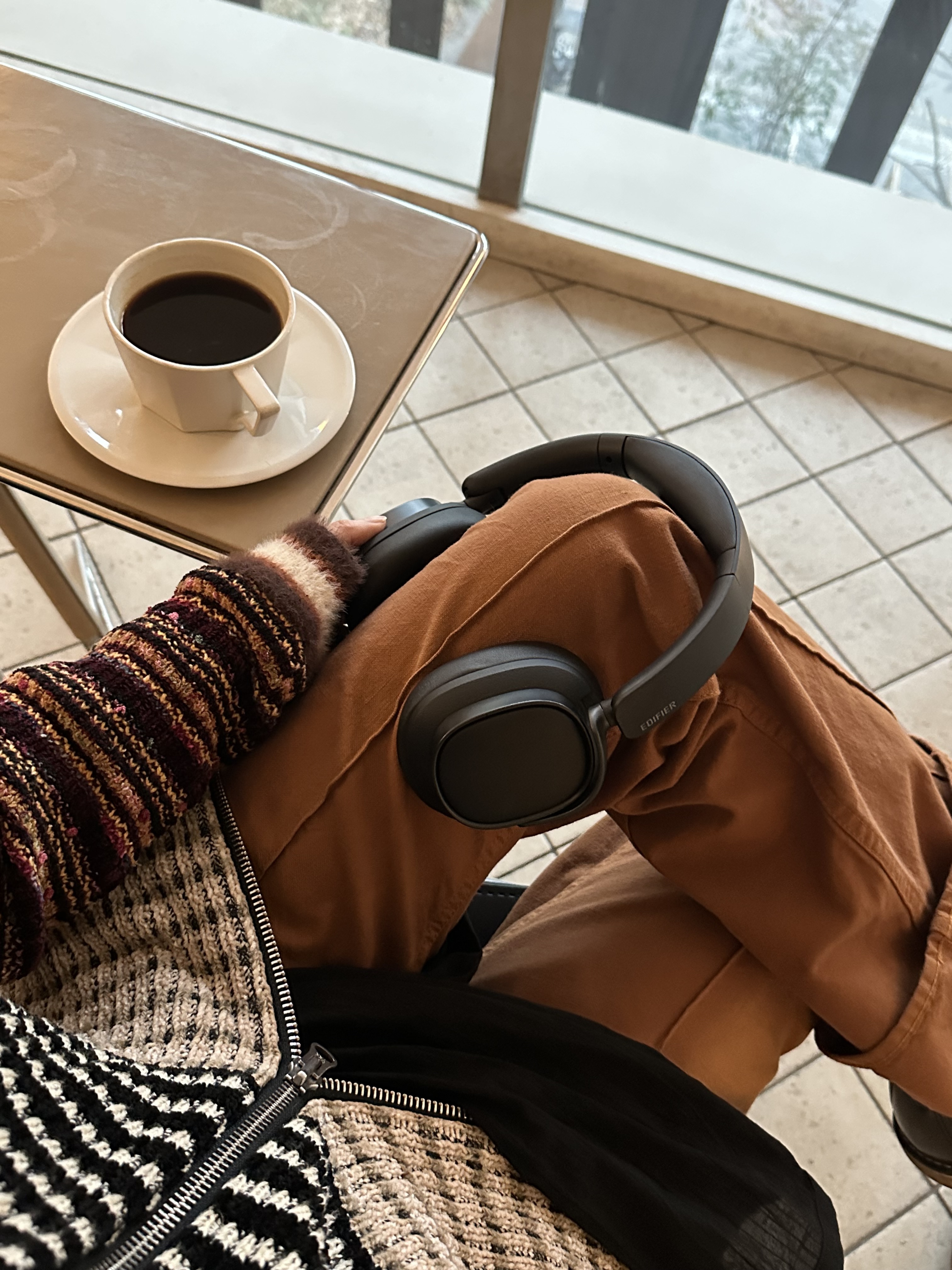EDIFIER ES850NB Wireless Noise‑Cancelling Over‑Ear Headphones – Black 착용 스타일 - 9