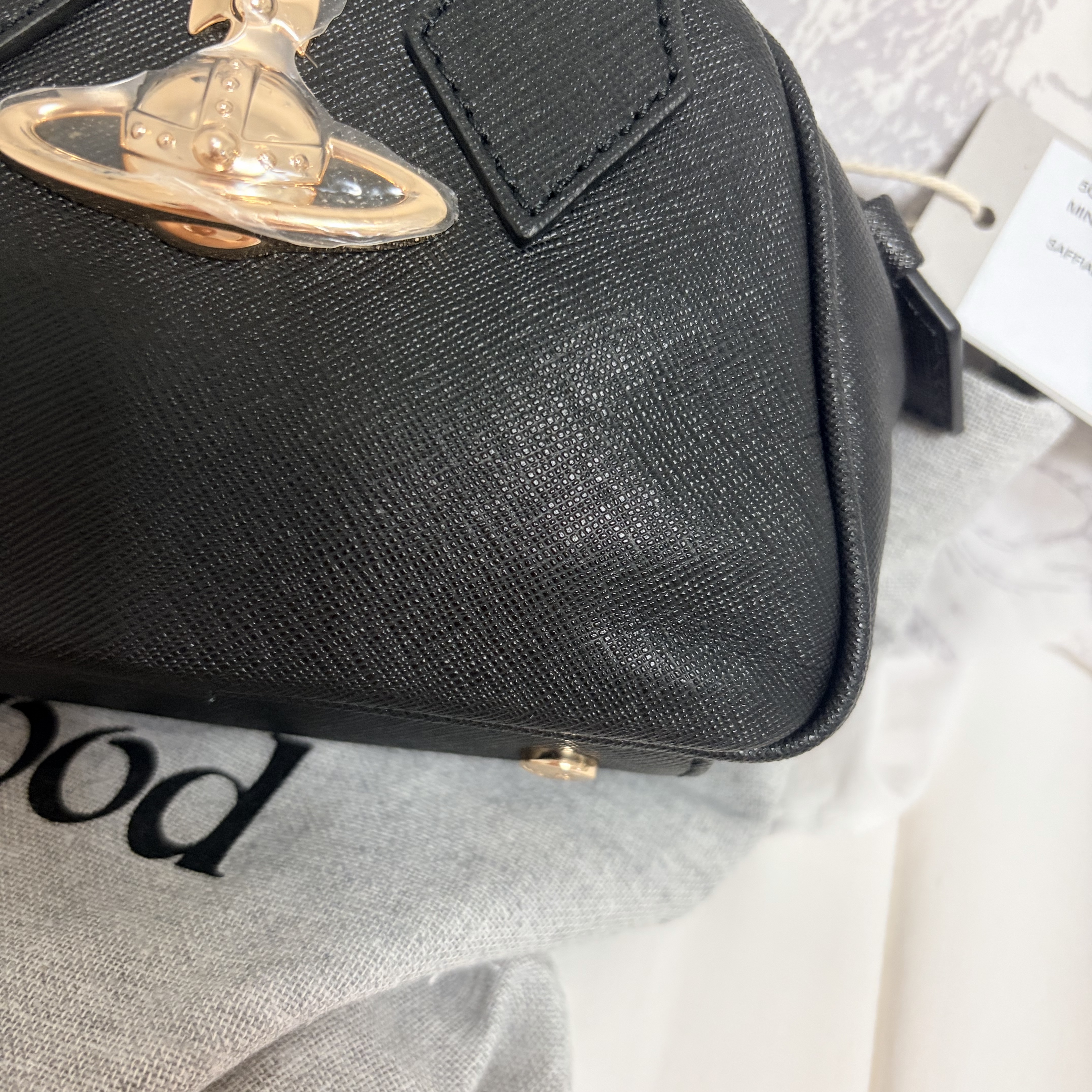Vivienne Westwood Saffiano Mini Yasmin Cross Bag Black 착용 스타일 - 2