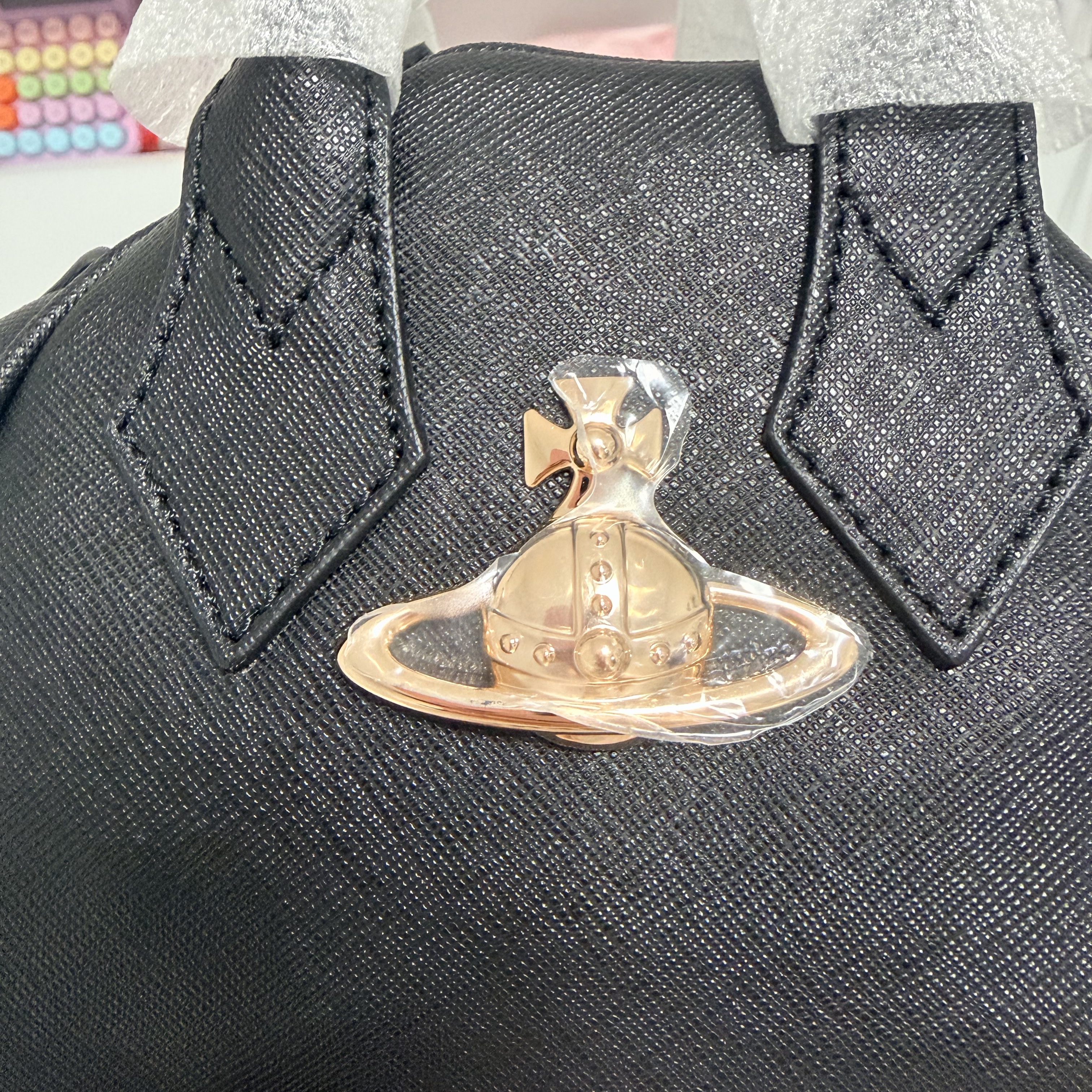 Vivienne Westwood Saffiano Mini Yasmin Cross Bag Black 착용 스타일 - 1
