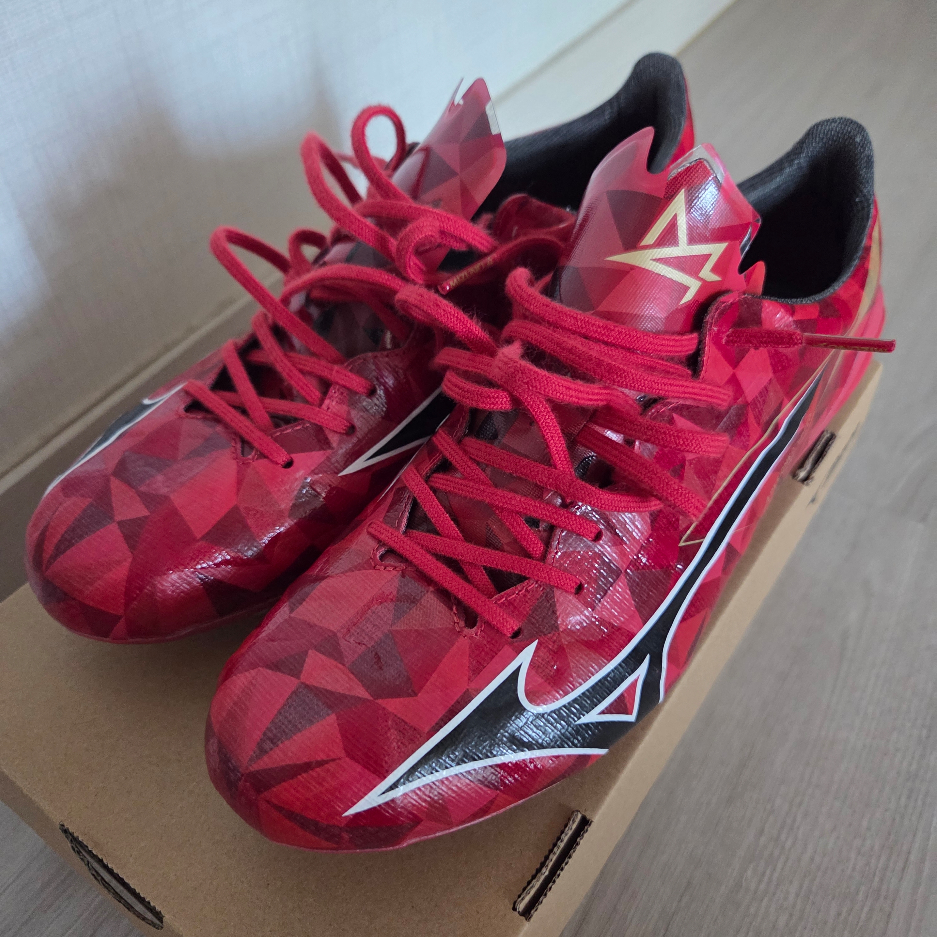 Mizuno Alpha II Japan 40th Anniversary Red Black 착용 스타일