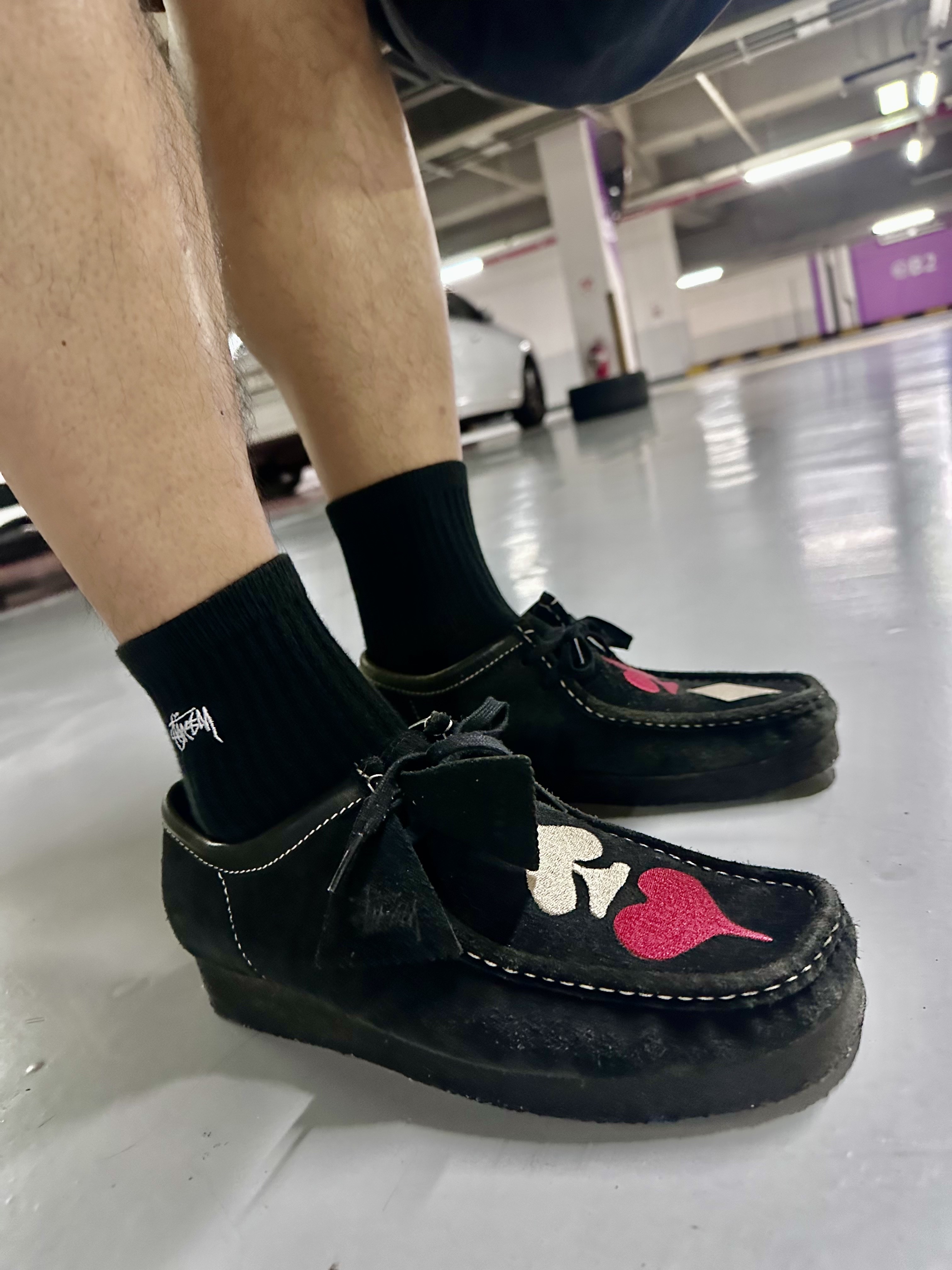Clarks x Stussy Wallabee Black Suede, Stussy Canvas Market Tote Black 착용 스타일 - 5