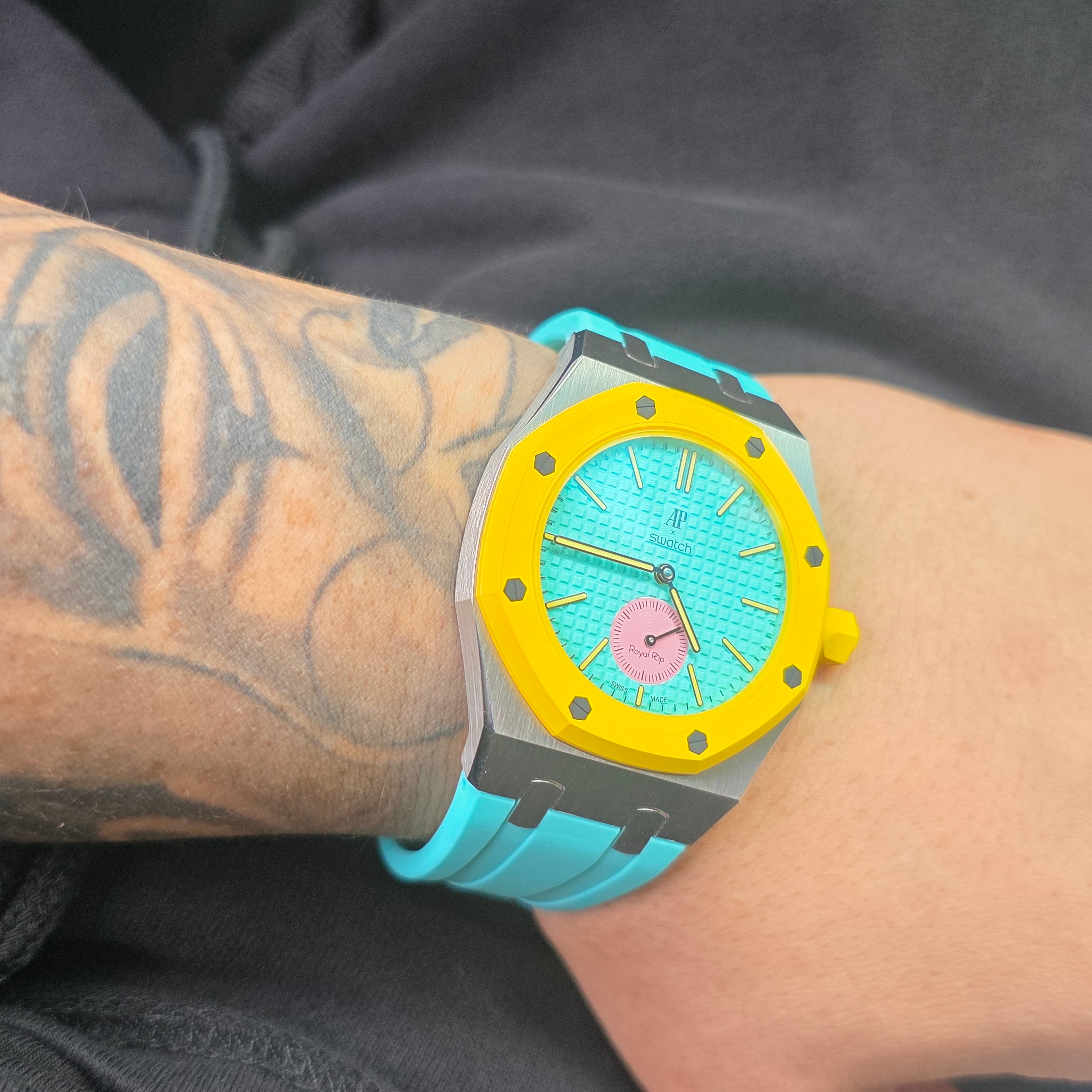 Swatch x Audemars Piguet Bioceramic Royal Pop Otg Roz 착용 스타일