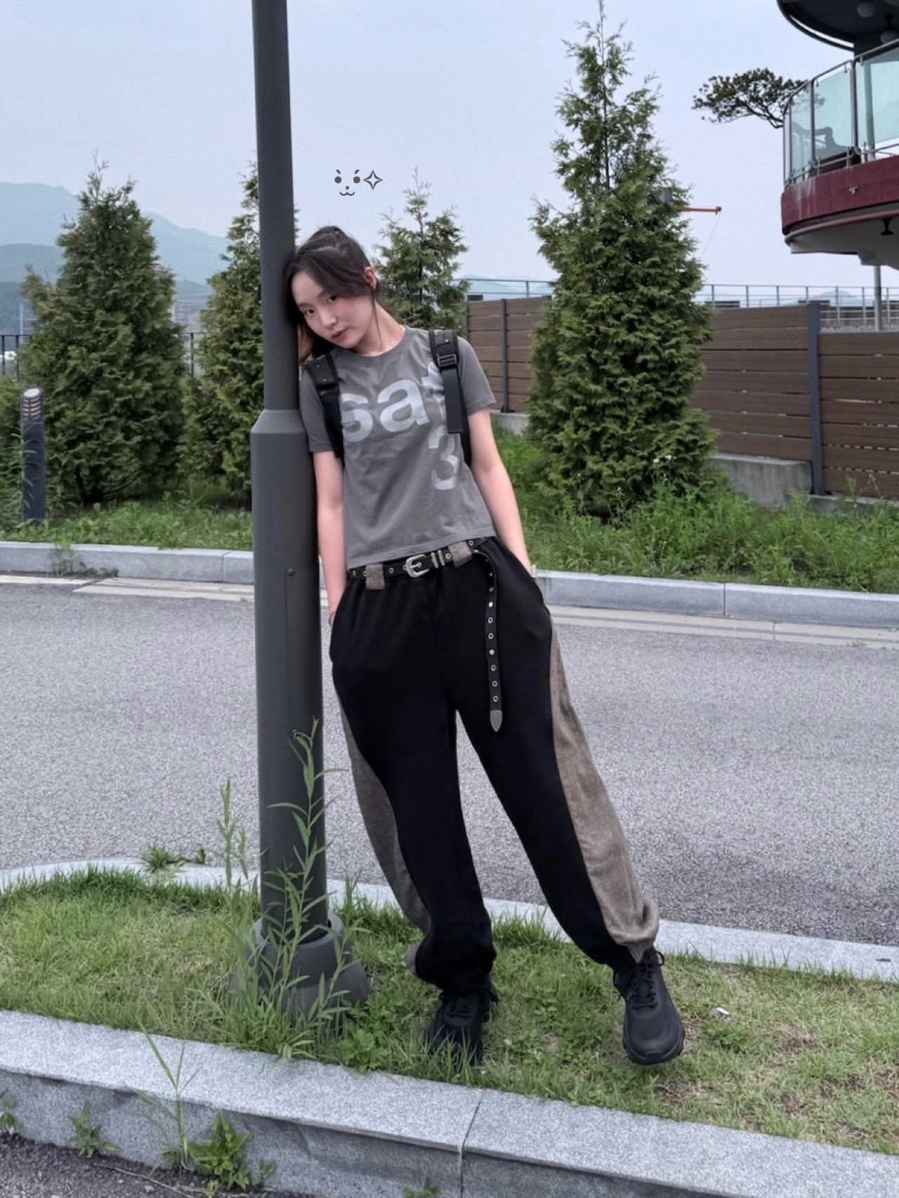 [KREAM 단독] Safarispot Basic Safari T-Shirt Charcoal, MILLO WOMEN Color Side Sweatpants Black 착용 스타일 - 1