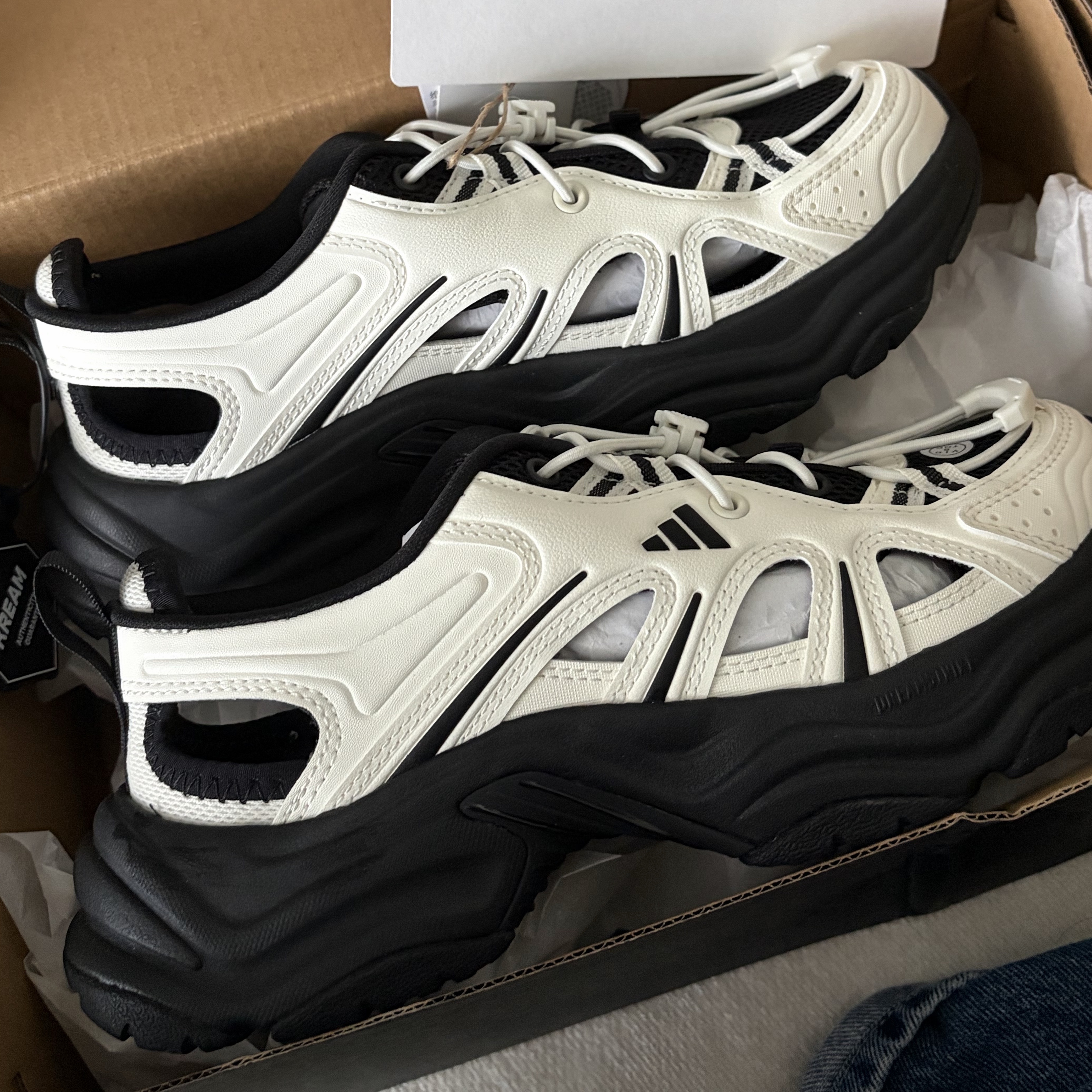 Adidas XLG Fin Pulse Sandal Off White Core Black 착용 스타일