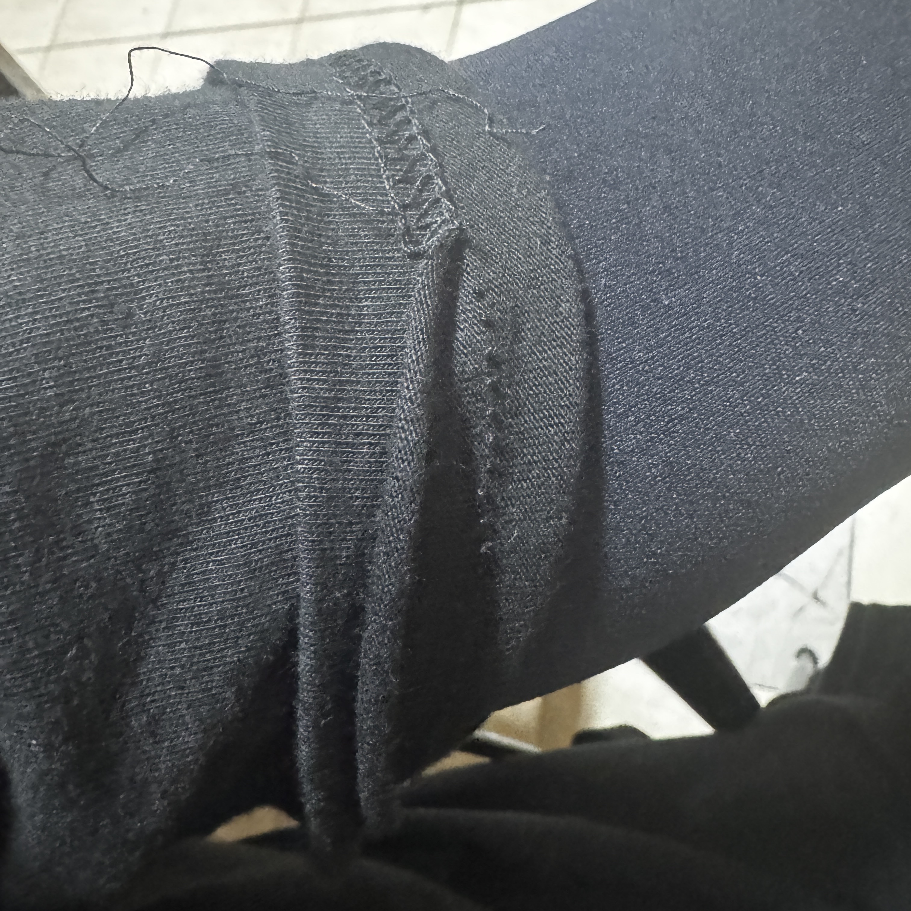 AMOU Kalt Lips Half T-Shirts Black 착용 스타일 - 2