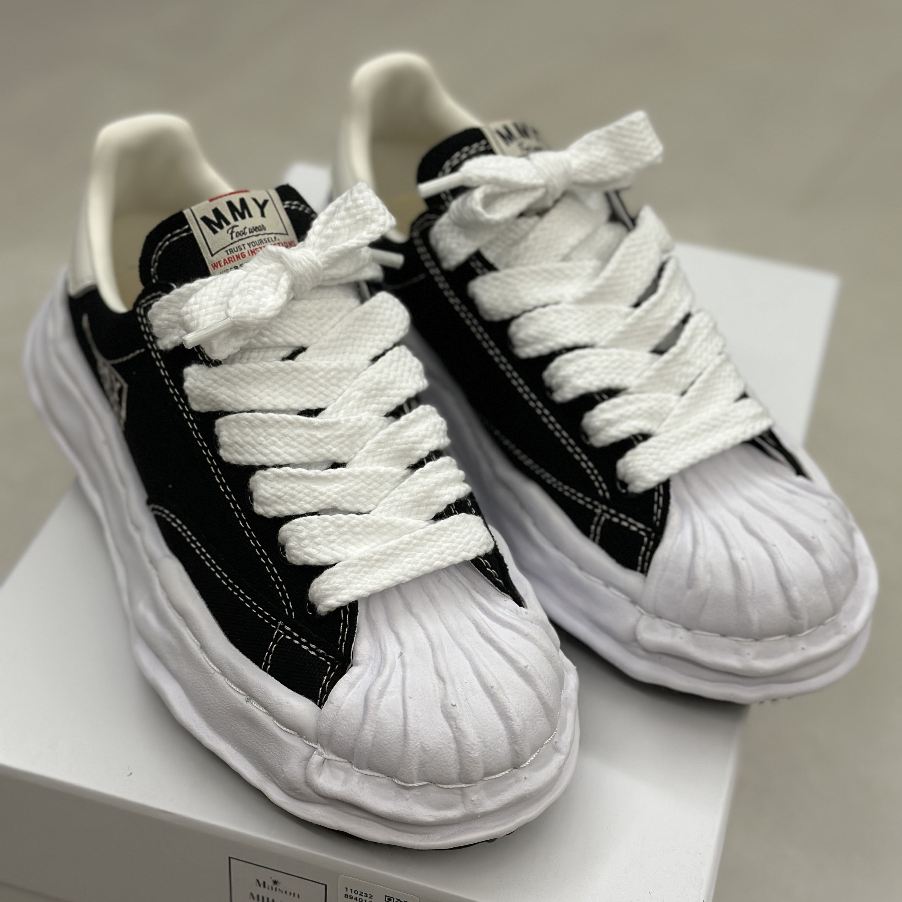 Maison Mihara Yasuhiro Blakey OG Sole Canvas Low-top Sneakers Black White 착용 스타일