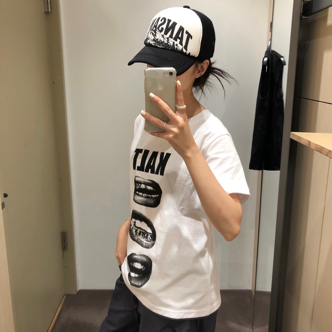 AMOU Kalt Lips Half T-Shirts White, AMOU Kalt Lips Half T-Shirts Black 착용 스타일 - 3