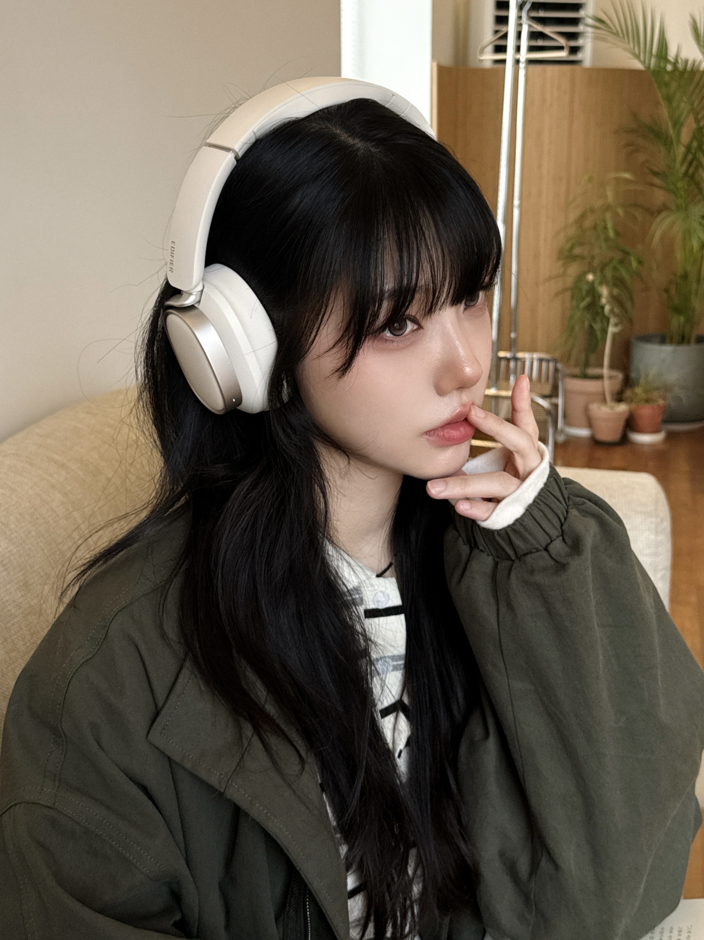 EDIFIER ES850NB Wireless Noise‑Cancelling Over‑Ear Headphones – Ivory 착용 스타일 - 6