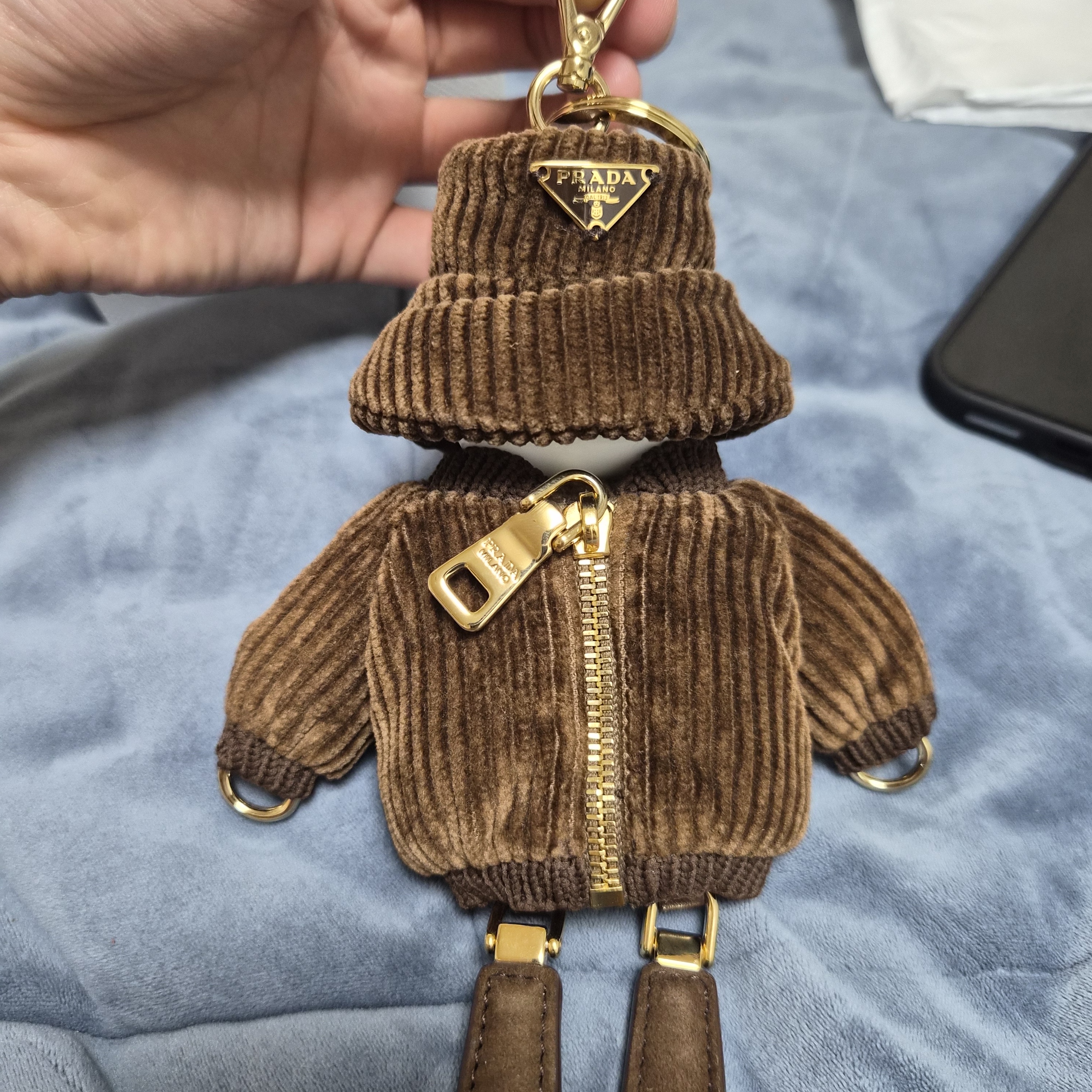 Prada Soft Robot Corduroy Bag Charm Tobacco 착용 스타일 - 2