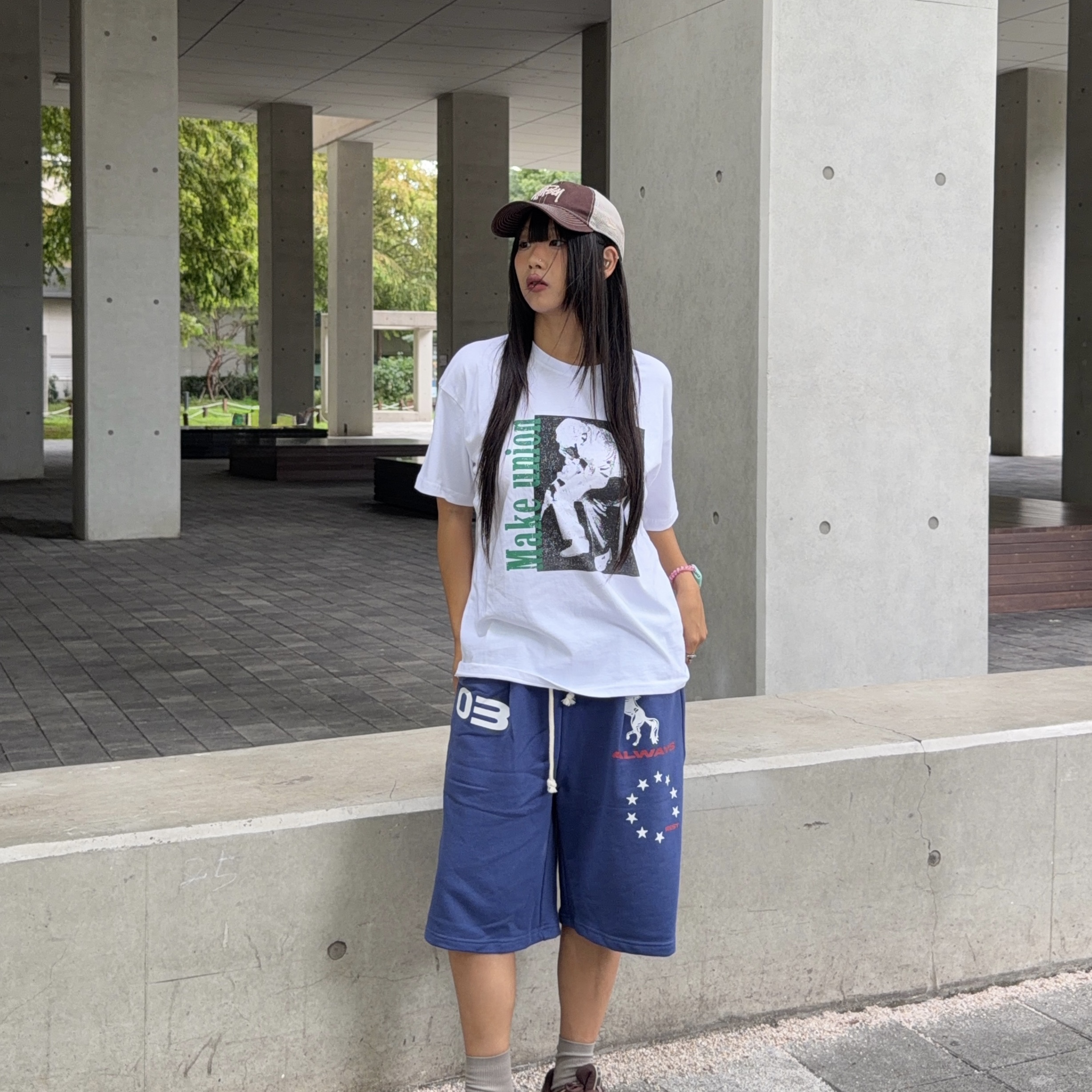 AMOU Trouble Half T-Shirts White, AMOU Trouble Half T-Shirts Gray 착용 스타일 - 3