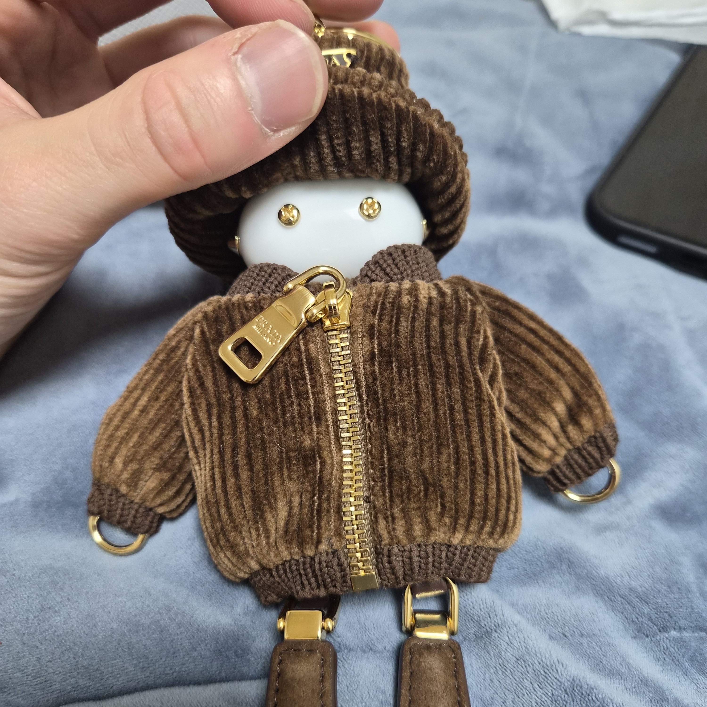 Prada Soft Robot Corduroy Bag Charm Tobacco 착용 스타일 - 1