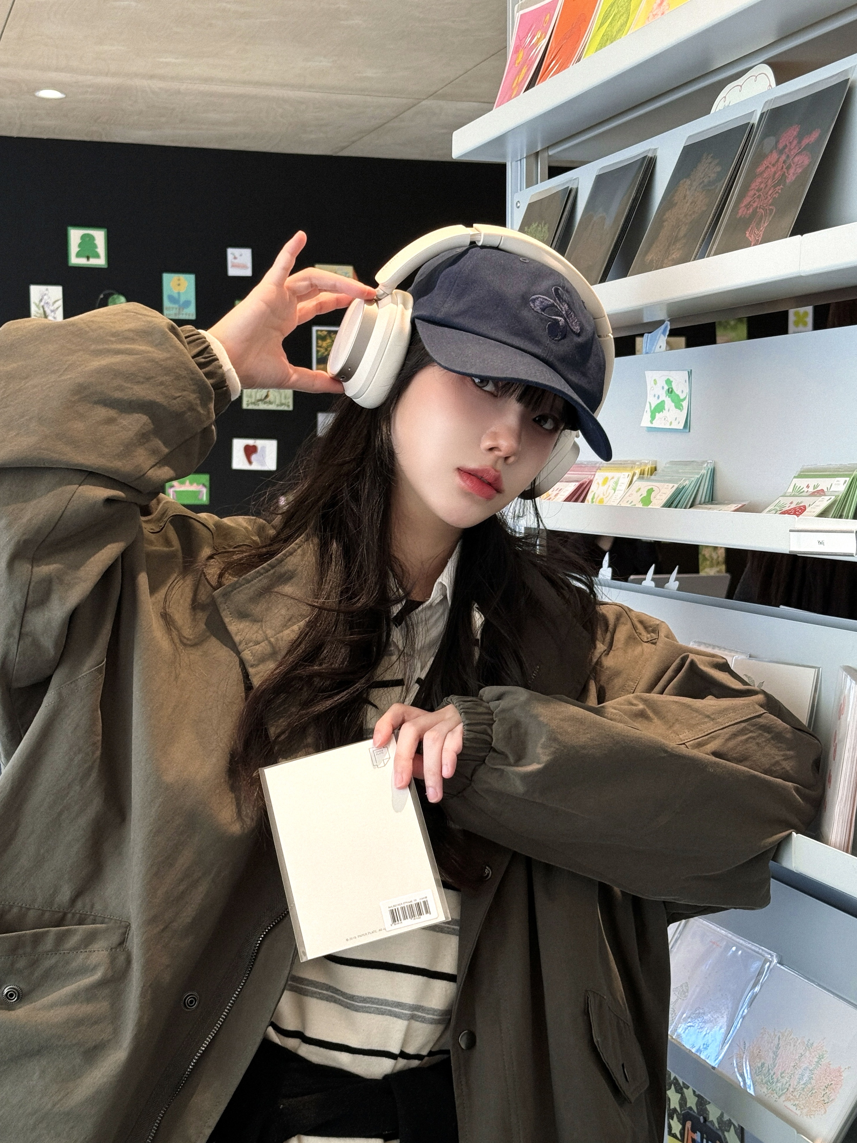 EDIFIER ES850NB Wireless Noise‑Cancelling Over‑Ear Headphones – Ivory 착용 스타일 - 1
