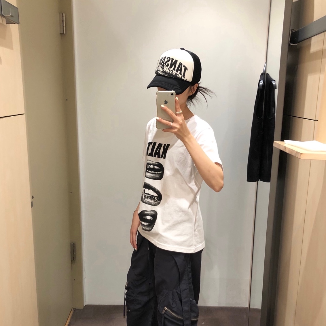 AMOU Kalt Lips Half T-Shirts White, AMOU Kalt Lips Half T-Shirts Black 착용 스타일 - 2