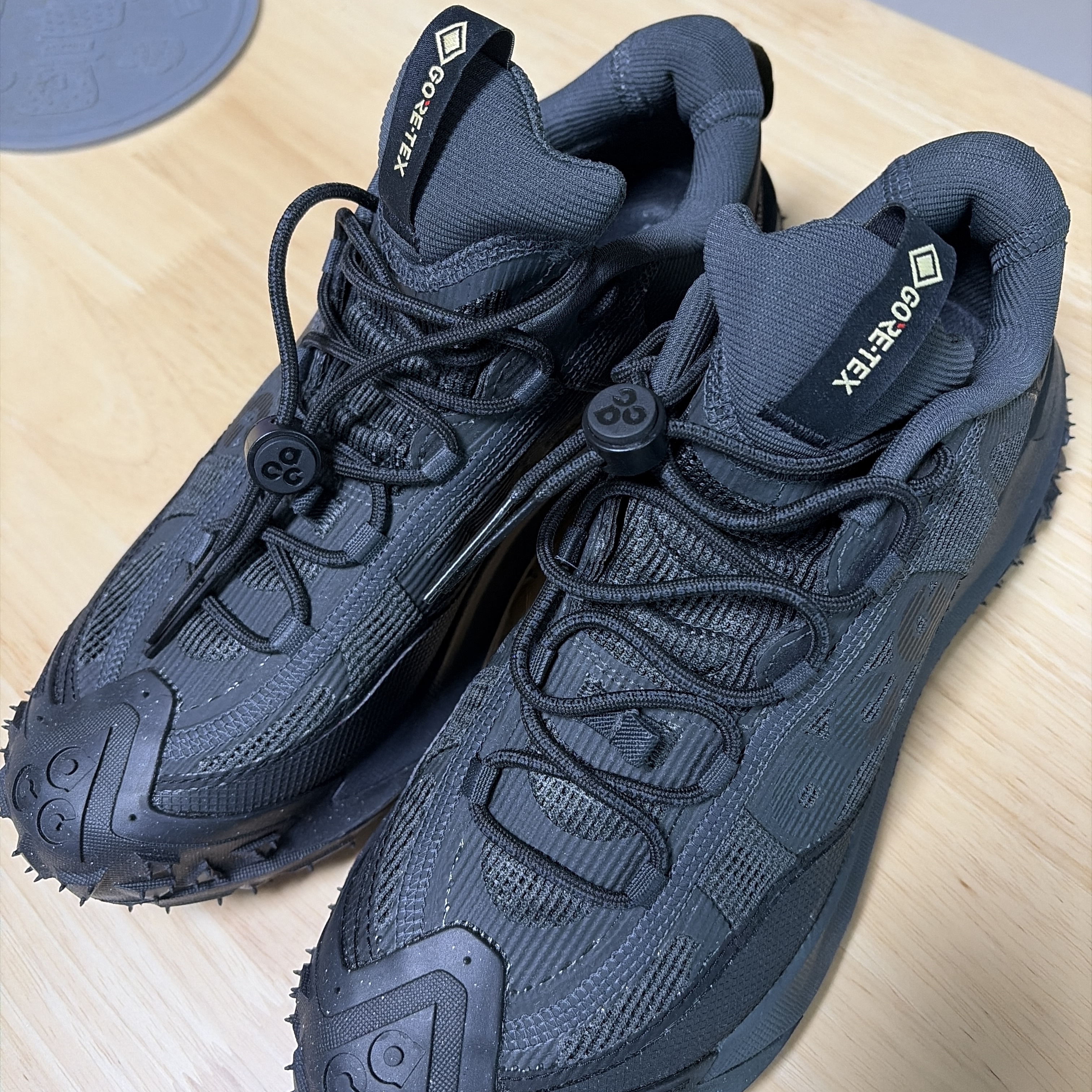 Nike ACG Mountain Fly 2 Low Gore-Tex Black and Dark Smoke Grey 착용 스타일
