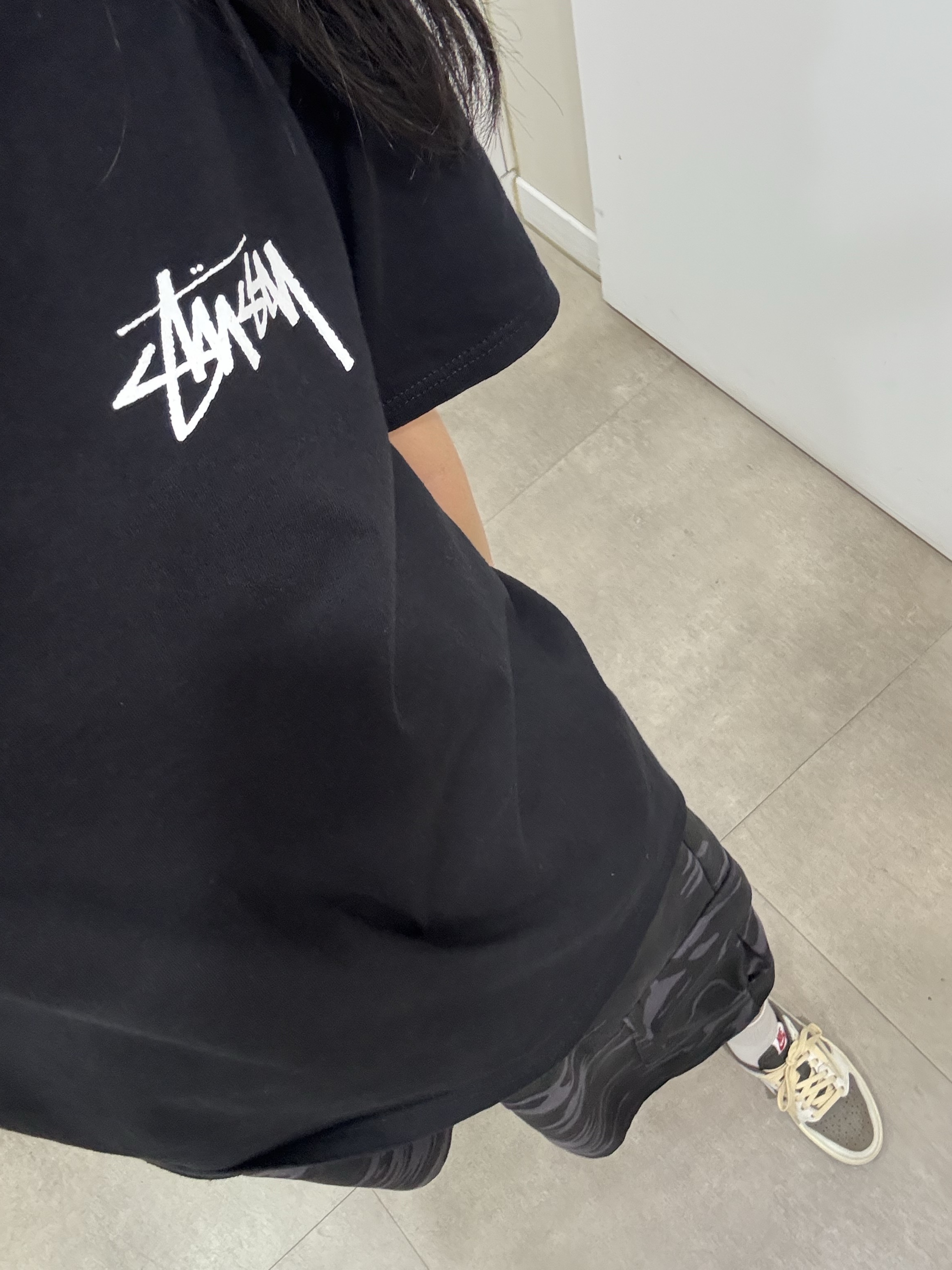 Stussy Diced Out T-Shirt Black, Jordan 1 x Travis Scott Retro Low OG SP Sail and Ridgerock 착용 스타일 - 1