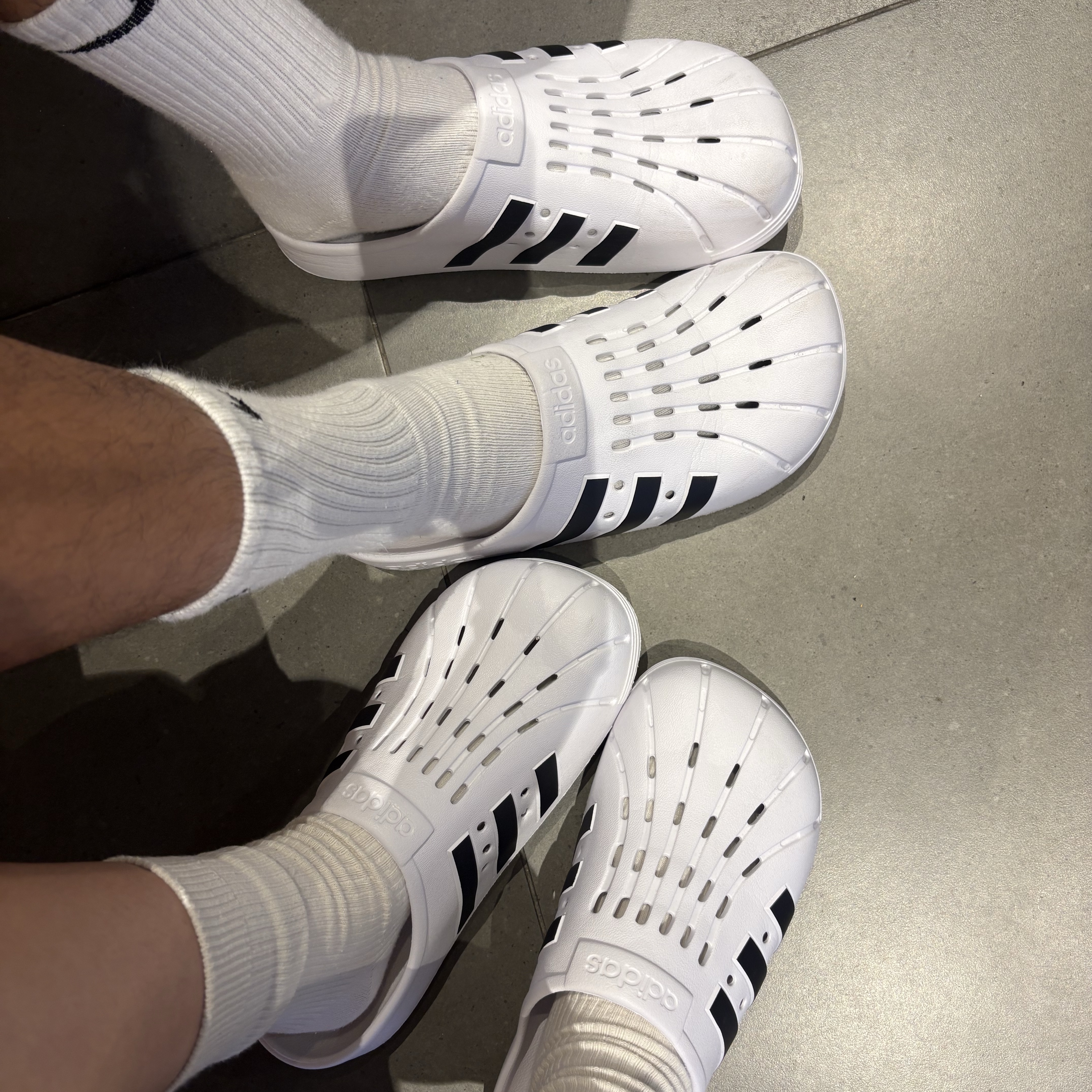 Adidas Adilette Clog White Black 착용 스타일 - 3