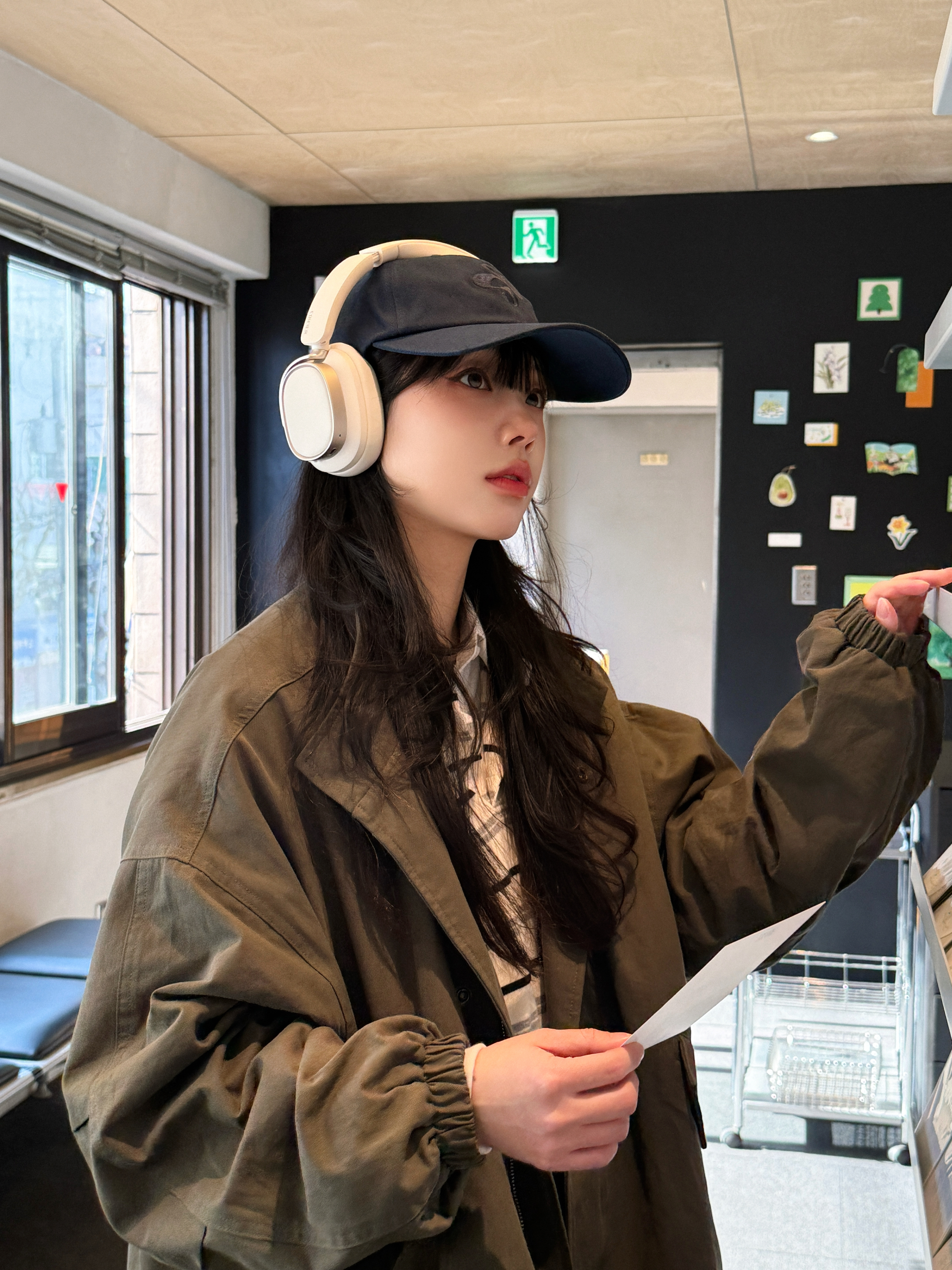 EDIFIER ES850NB Wireless Noise‑Cancelling Over‑Ear Headphones – Ivory 착용 스타일 - 2