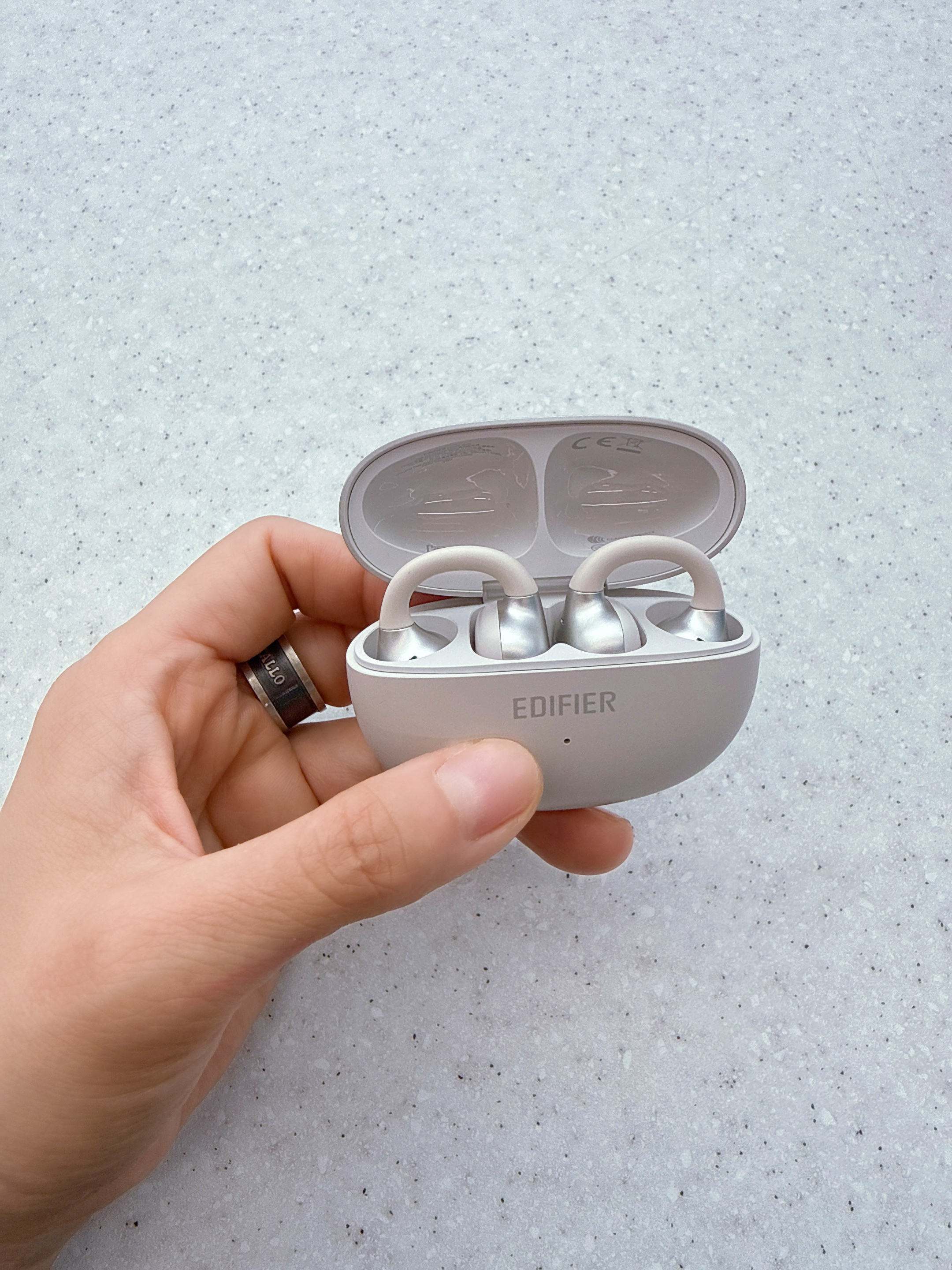 Edifier Comfo Bass Open-Ear Bluetooth Earbuds - Silver 착용 스타일 - 4