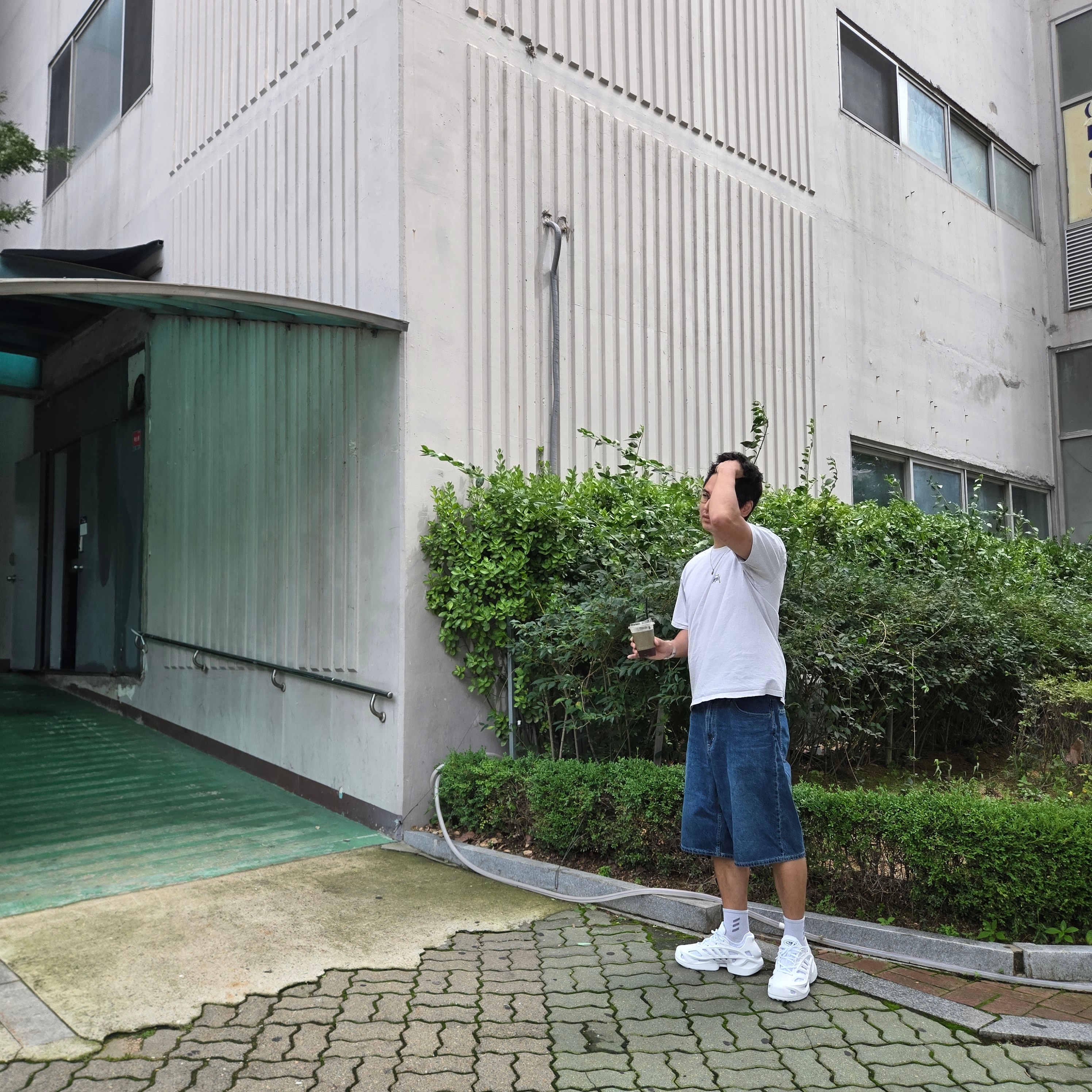 Stussy Basic Stussy T-Shirt White 2024, 2025, Adidas Adifom Climacool Core Black Silver Metallic 착용 스타일 - 4