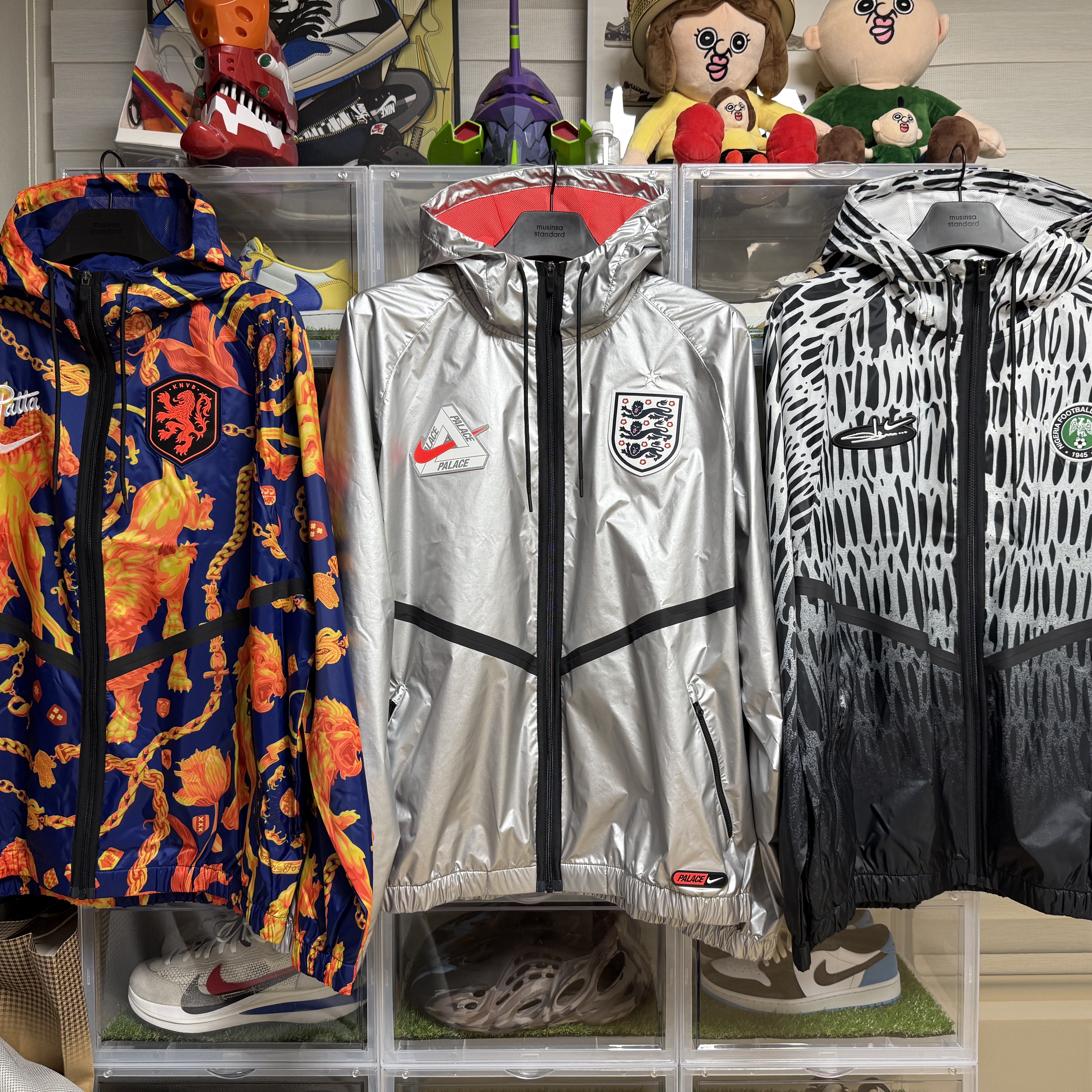 Palace x Nike England Dri-Fit Academy Anthem Jacket Pewter Grey Bright Crimson, Nike x Patta Netherlands Anthem Jacket Deep Royal Blue White (IH1617-455) 착용 스타일 - 1