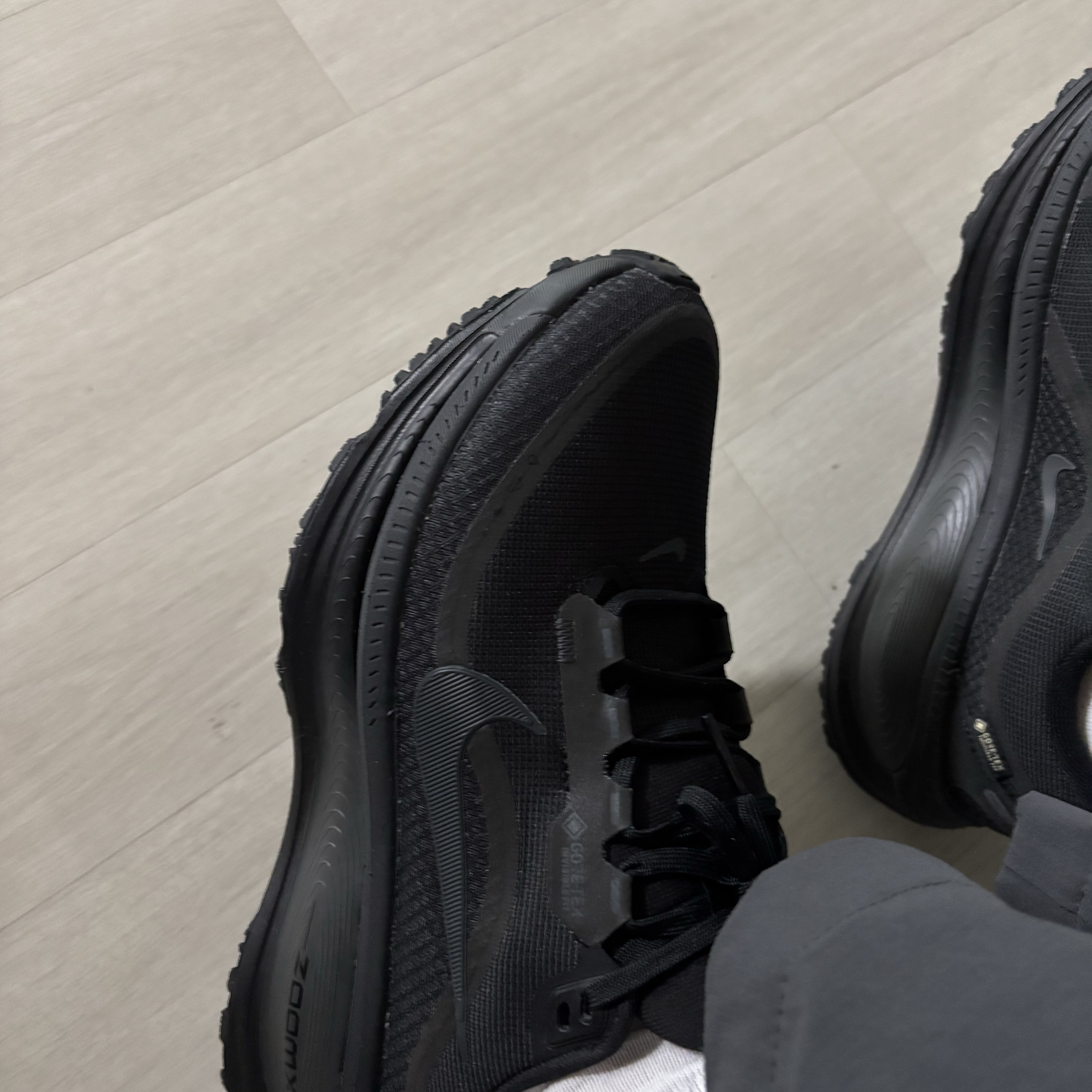 Nike Vomero 18 Gore-Tex Black Anthracite 착용 스타일
