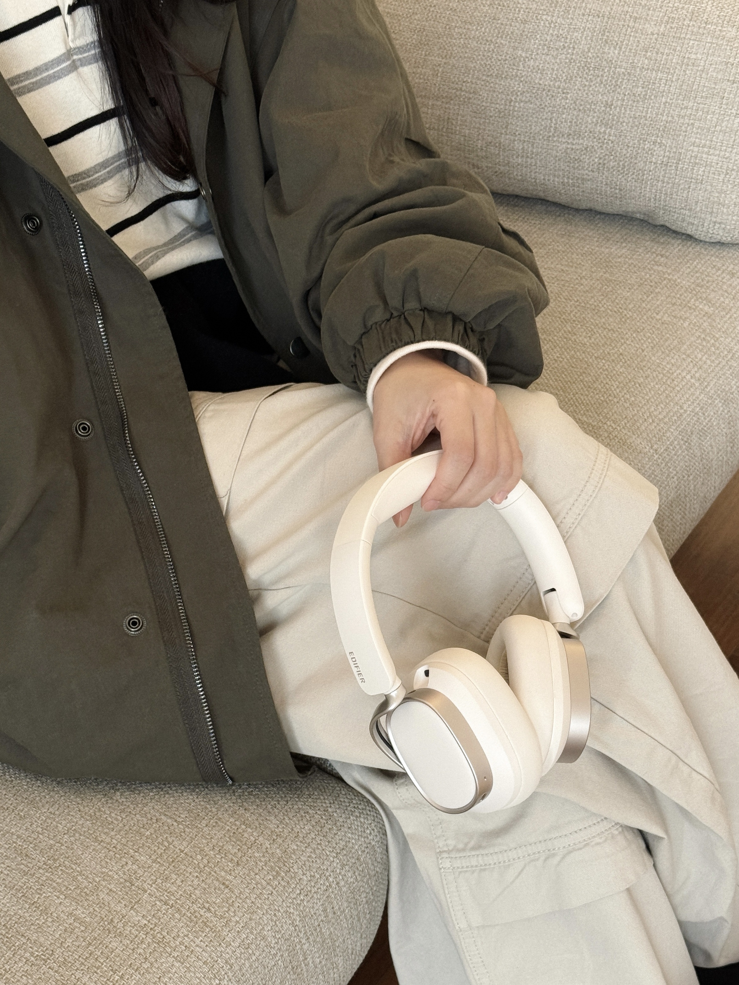 EDIFIER ES850NB Wireless Noise‑Cancelling Over‑Ear Headphones – Ivory 착용 스타일 - 7