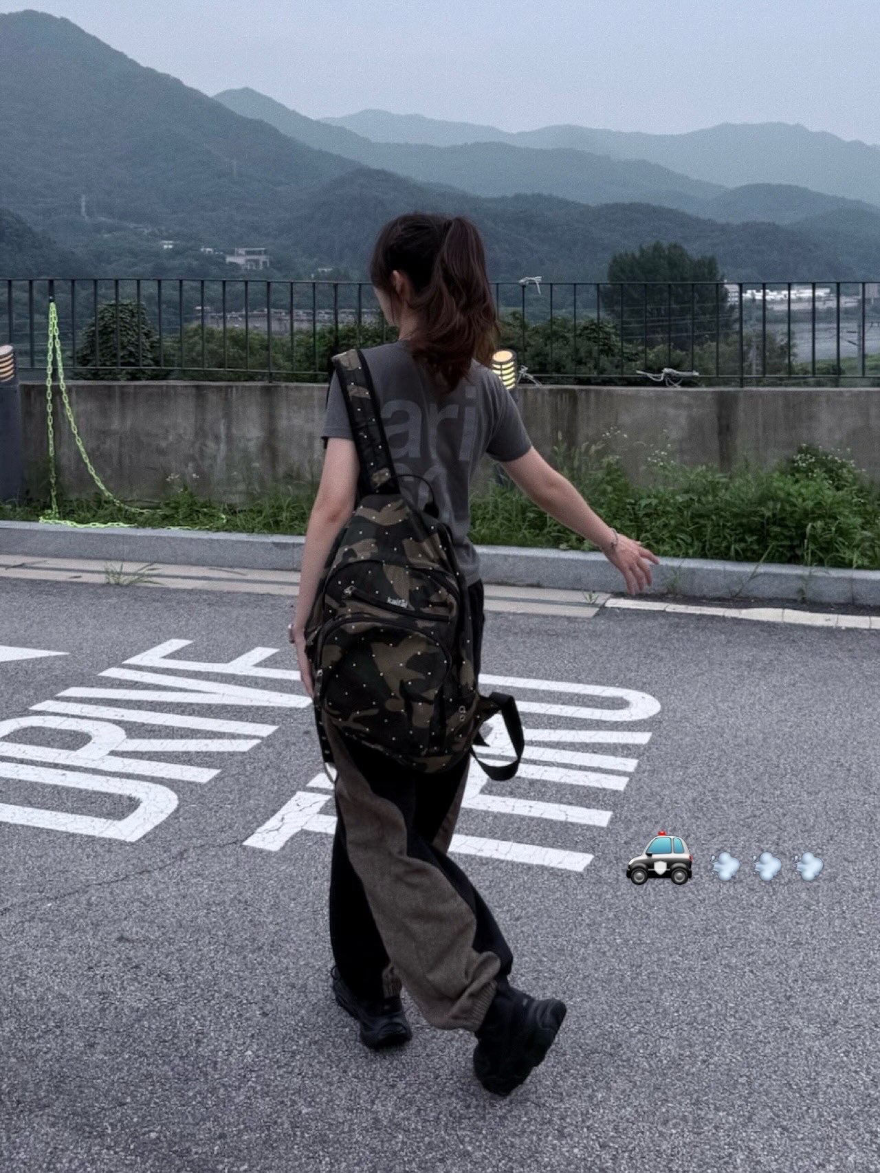 [KREAM 단독] Safarispot Basic Safari T-Shirt Charcoal, MILLO WOMEN Color Side Sweatpants Black 착용 스타일 - 3