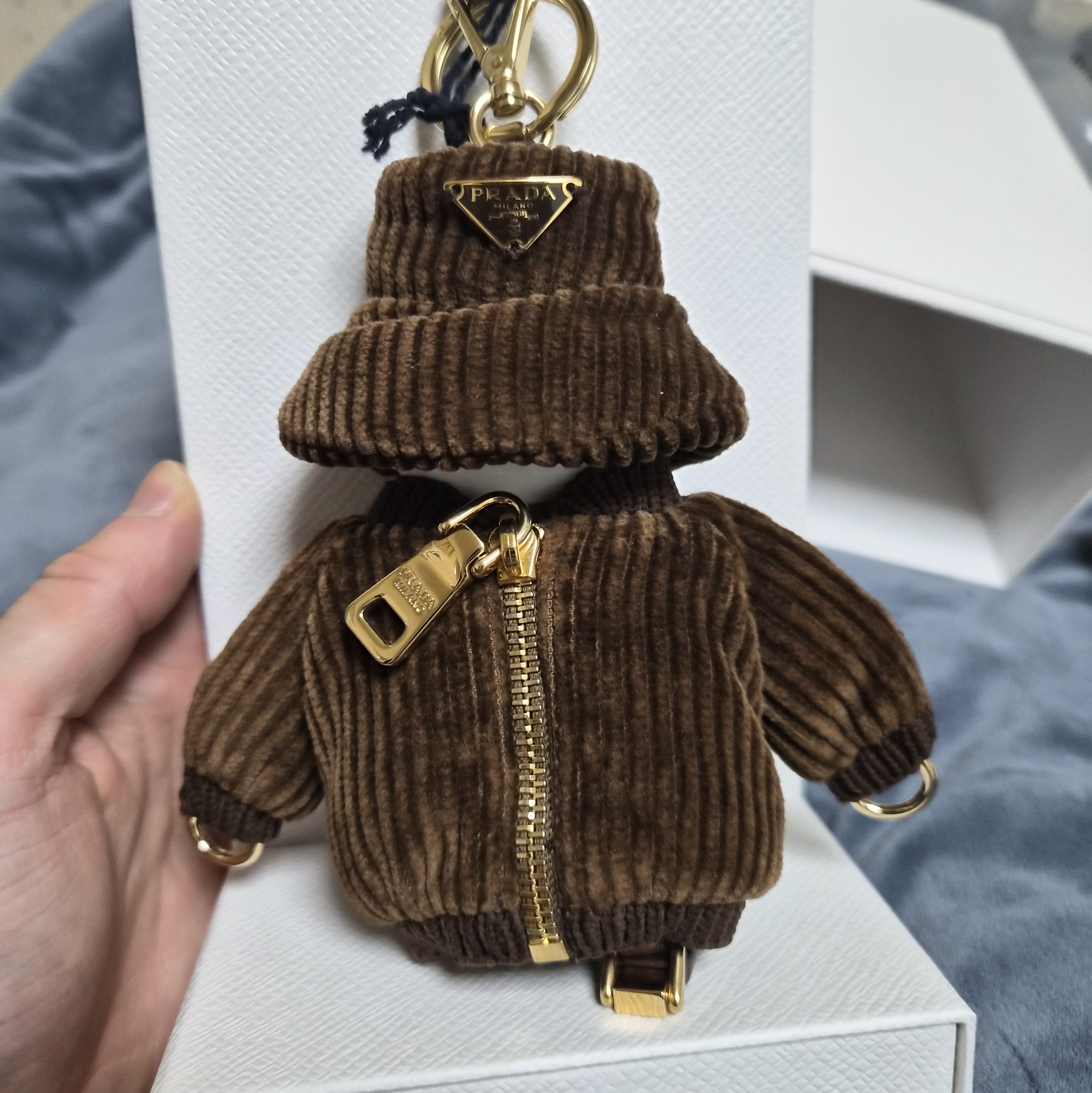 Prada Soft Robot Corduroy Bag Charm Tobacco 착용 스타일 - 4