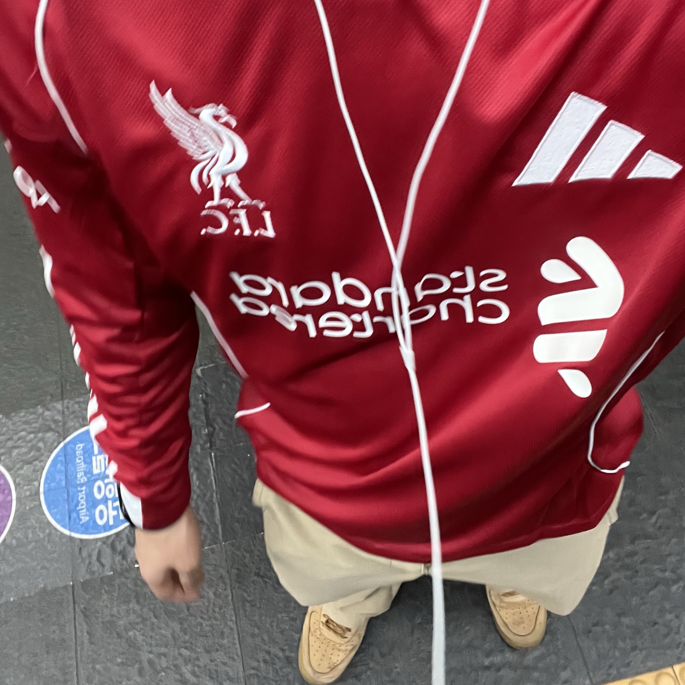 Adidas Liverpool FC 2025/26 Home Long Sleeve Jersey Strawberry Red - KR Sizing (Non Marking Ver.) 착용 스타일 - 2