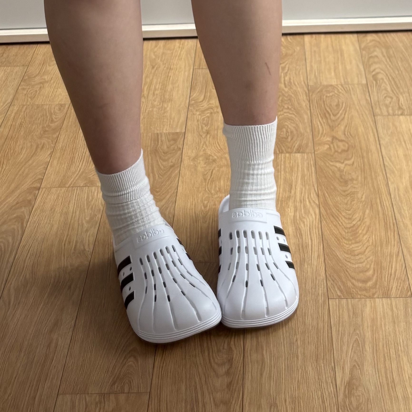 Adidas Adilette Clog White Black 착용 스타일 - 2