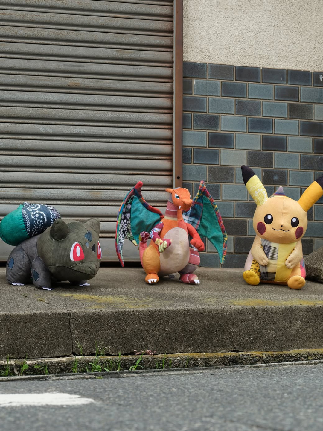 Pokemon x Sean Wotherspoon Plush Doll Charizard, Pokemon x Sean Wotherspoon Plush Doll Pikachu 착용 스타일 - 4