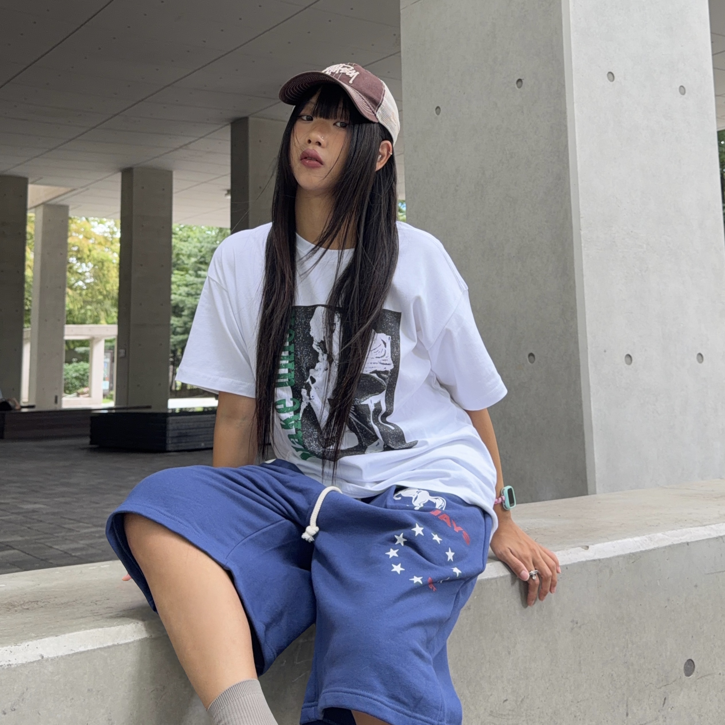 AMOU Trouble Half T-Shirts White, AMOU Trouble Half T-Shirts Gray 착용 스타일 - 1