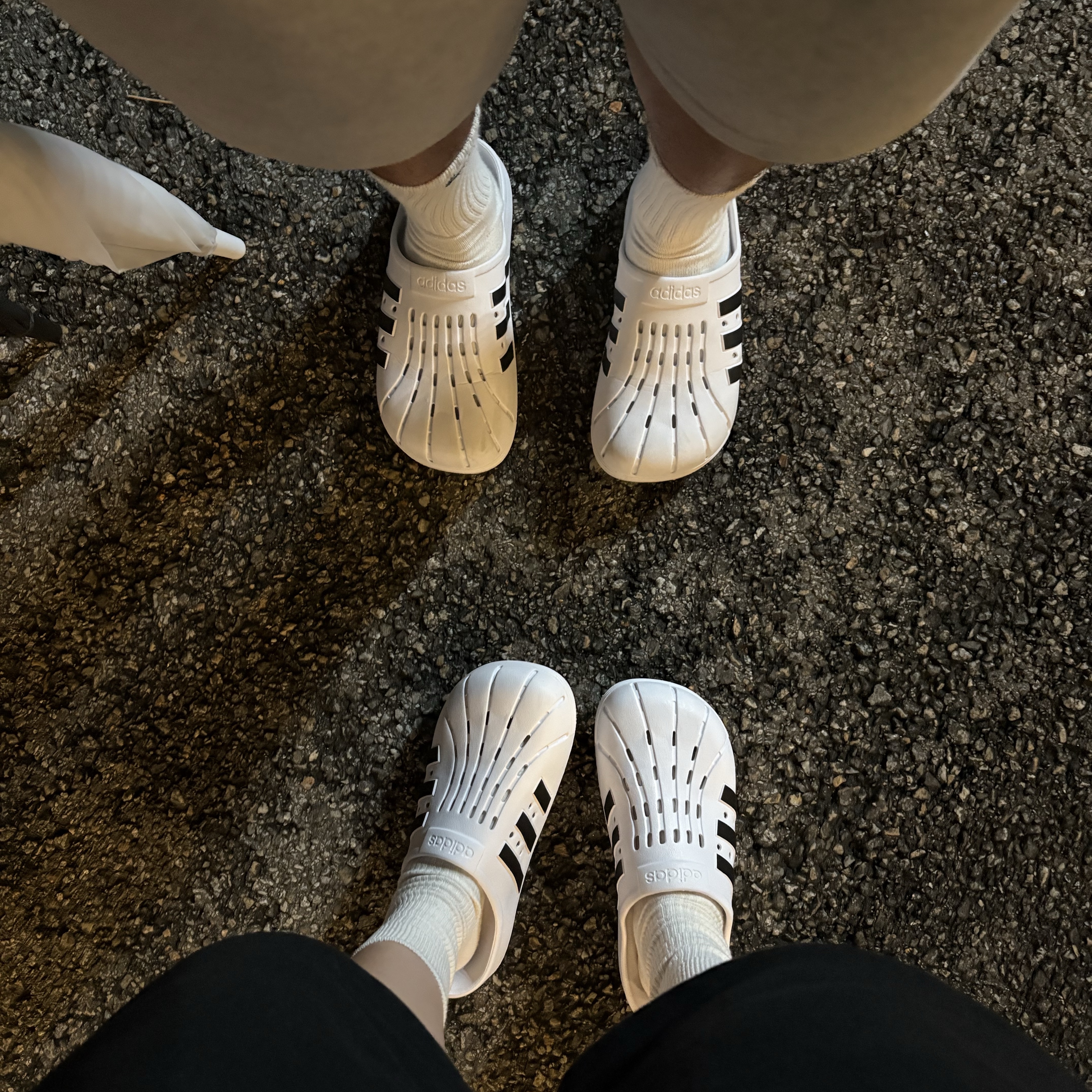 Adidas Adilette Clog White Black 착용 스타일 - 1