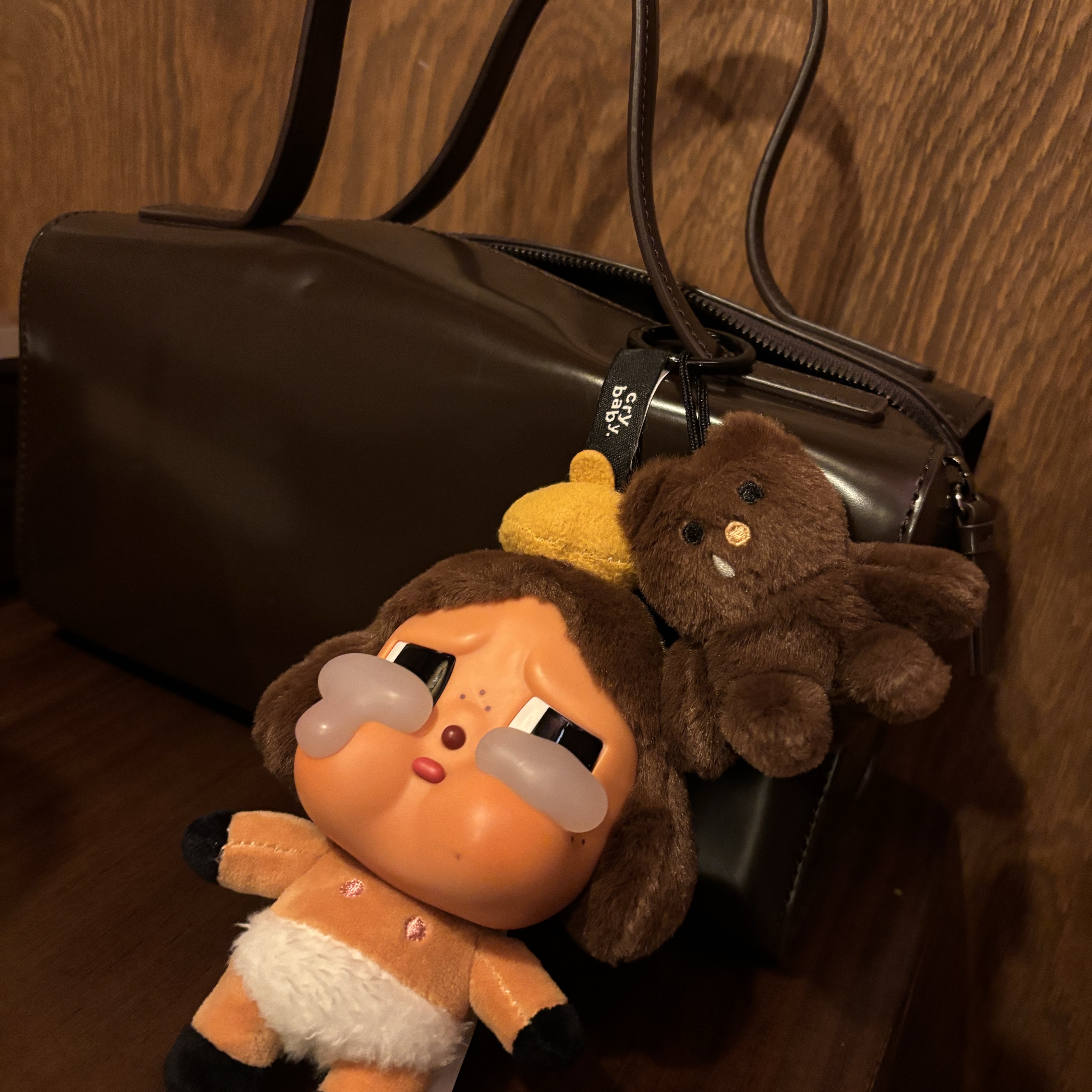 Pop Mart Crybaby Crying Again Series Plush Keyring Baby Brown (Opened Case) 착용 스타일