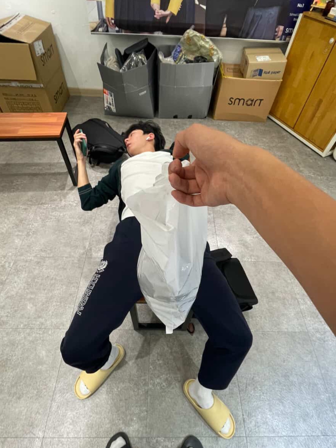 Arc'teryx Beta Jacket Black, Nike Calm 2.0 Slides Coconut Milk 착용 스타일 - 2
