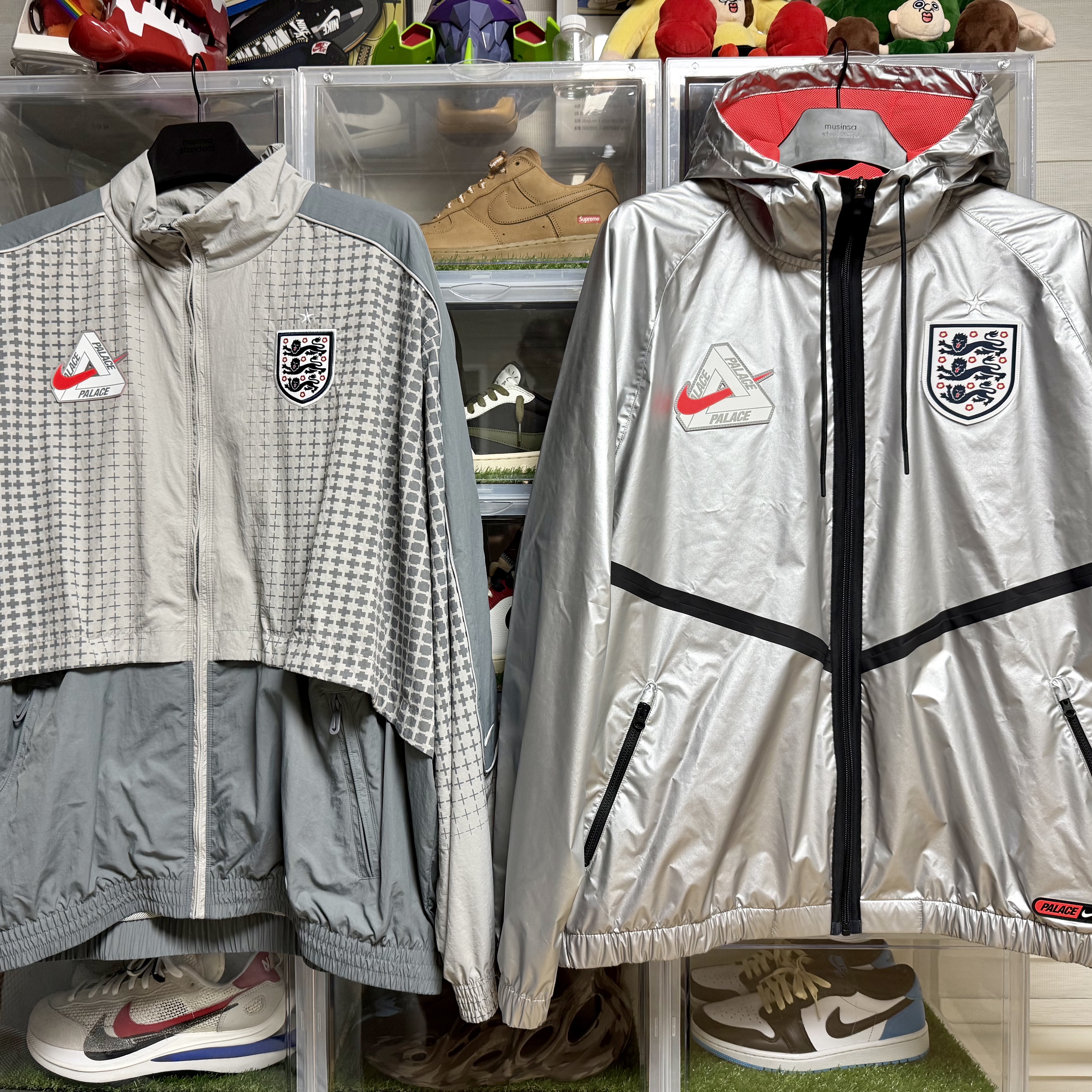 Palace x Nike England Dri-Fit Academy Anthem Jacket Pewter Grey Bright Crimson, Nike x Patta Netherlands Anthem Jacket Deep Royal Blue White (IH1617-455) 착용 스타일 - 2