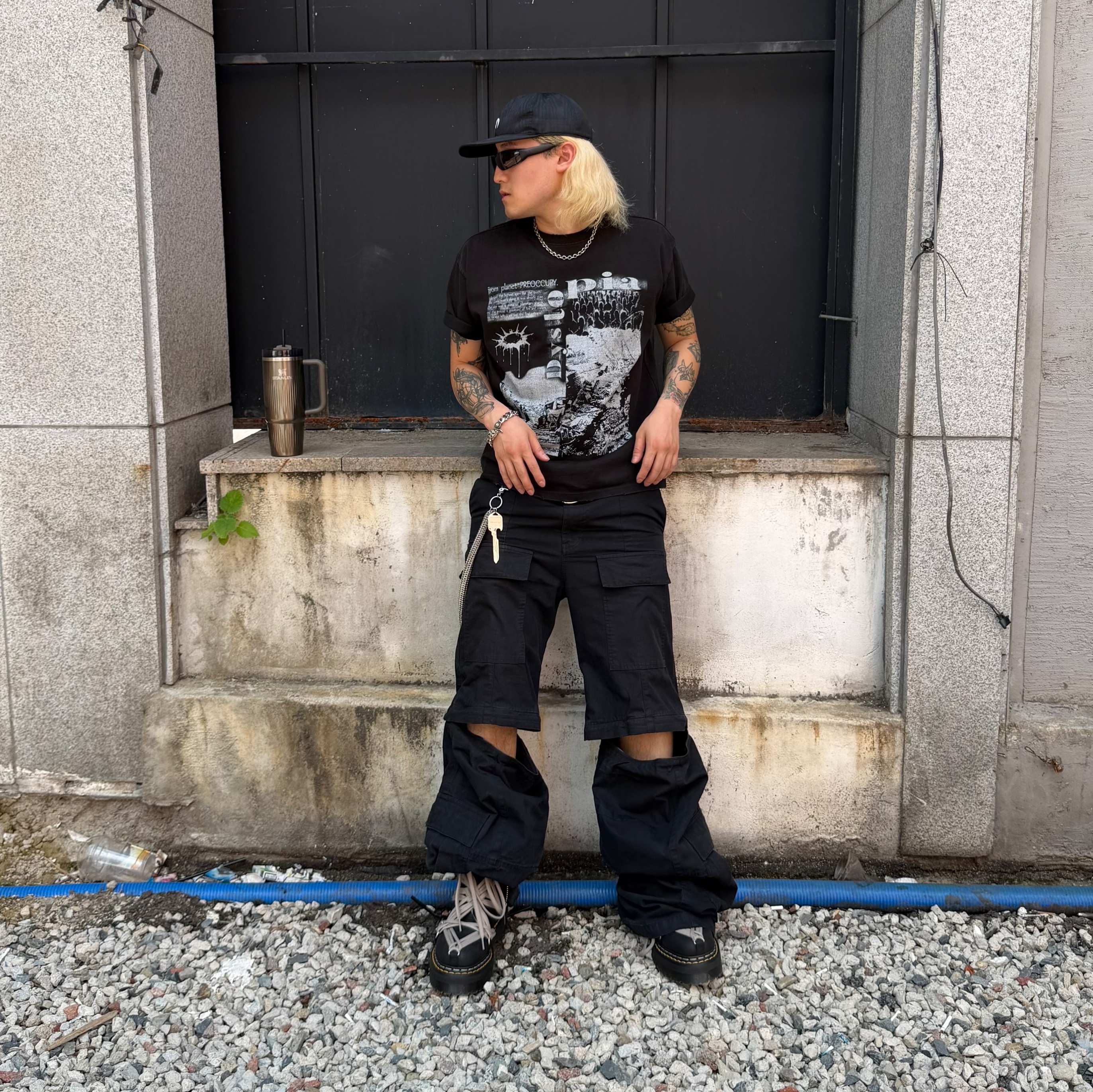 preoccupy Dystopia Planet T-shirt, Dr. Martens x Rick Owens 1460 Quad Sole Mega Lace Boots Black 착용 스타일 - 1