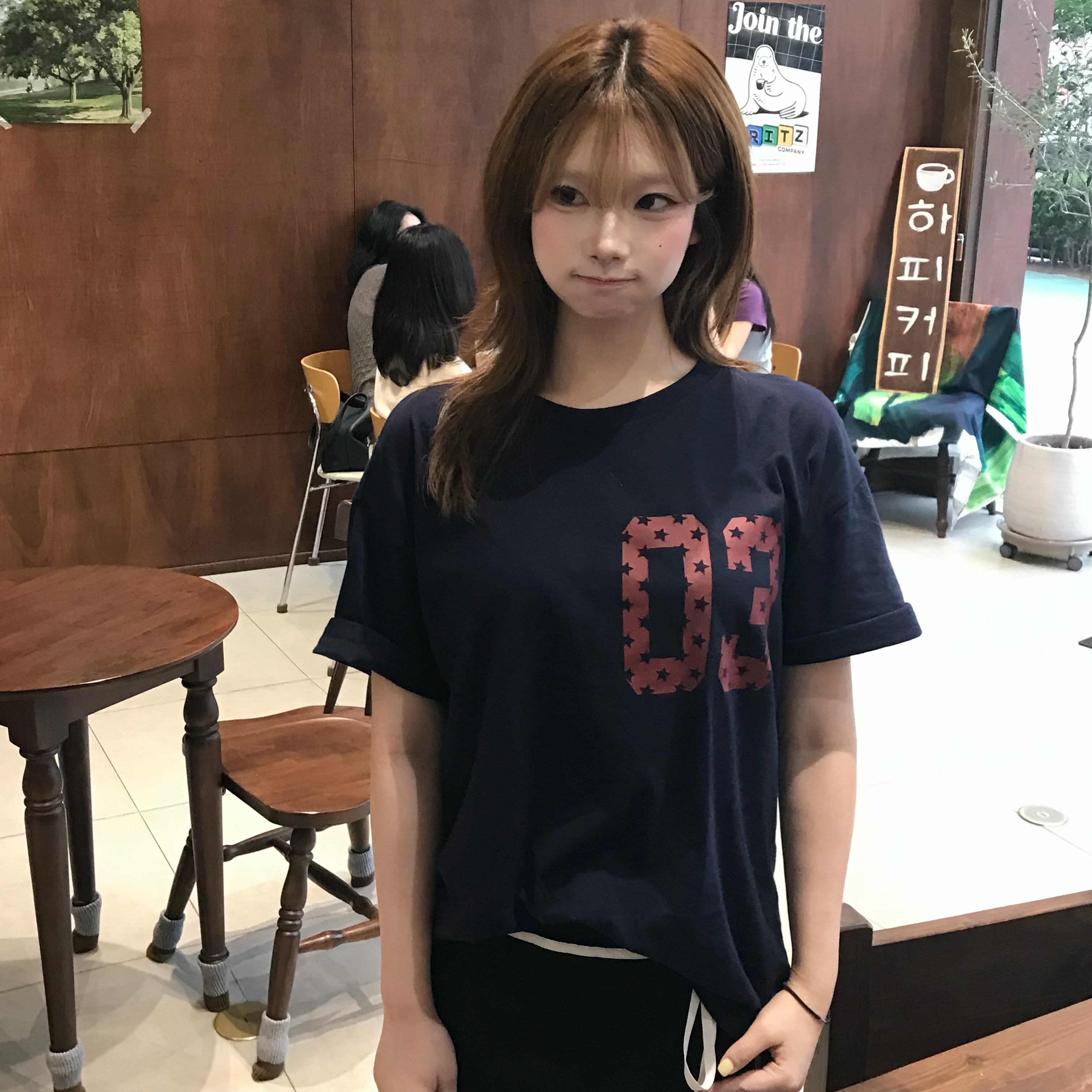 AMOU 03 Half T-Shirts Navy, AMOU 03 Half T-Shirts Black 착용 스타일 - 2