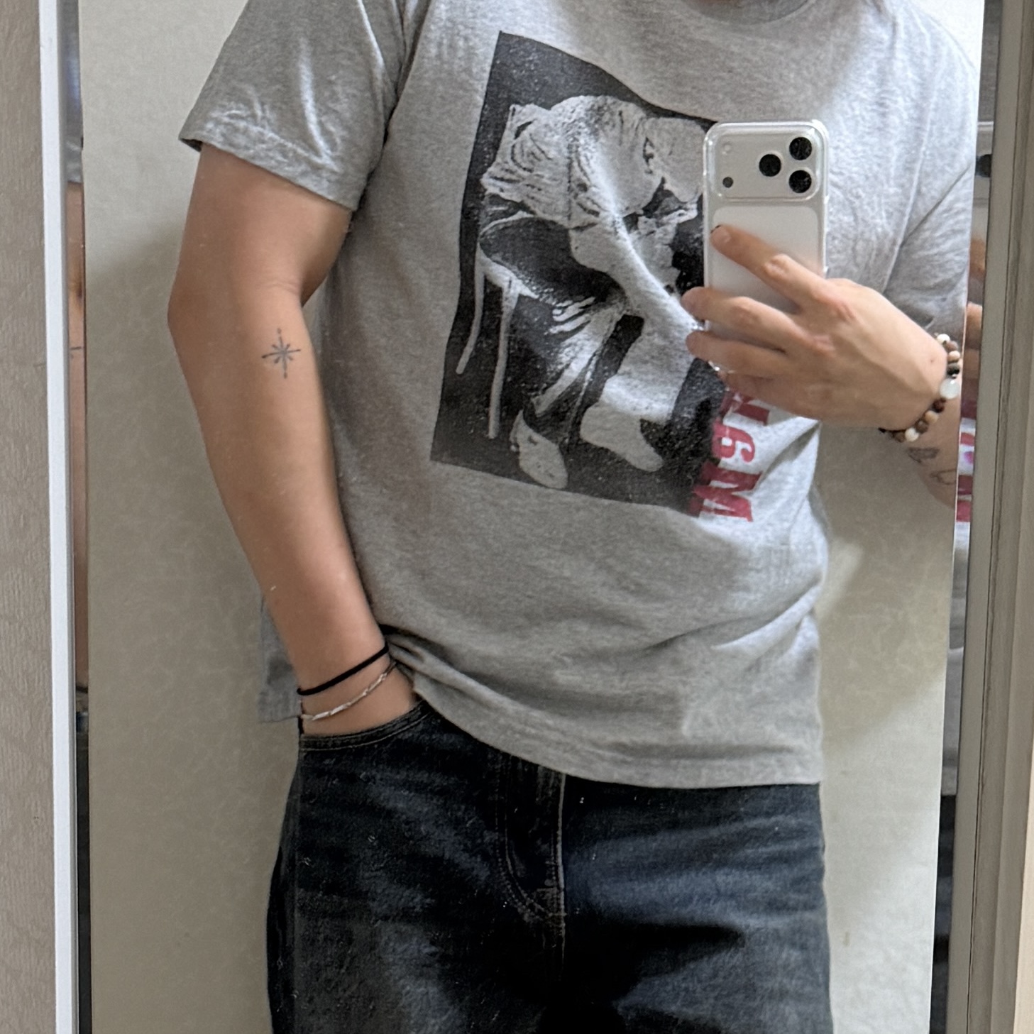 AMOU Trouble Half T-Shirts Gray, Apple iPhone 17 Pro 256GB Silver 착용 스타일