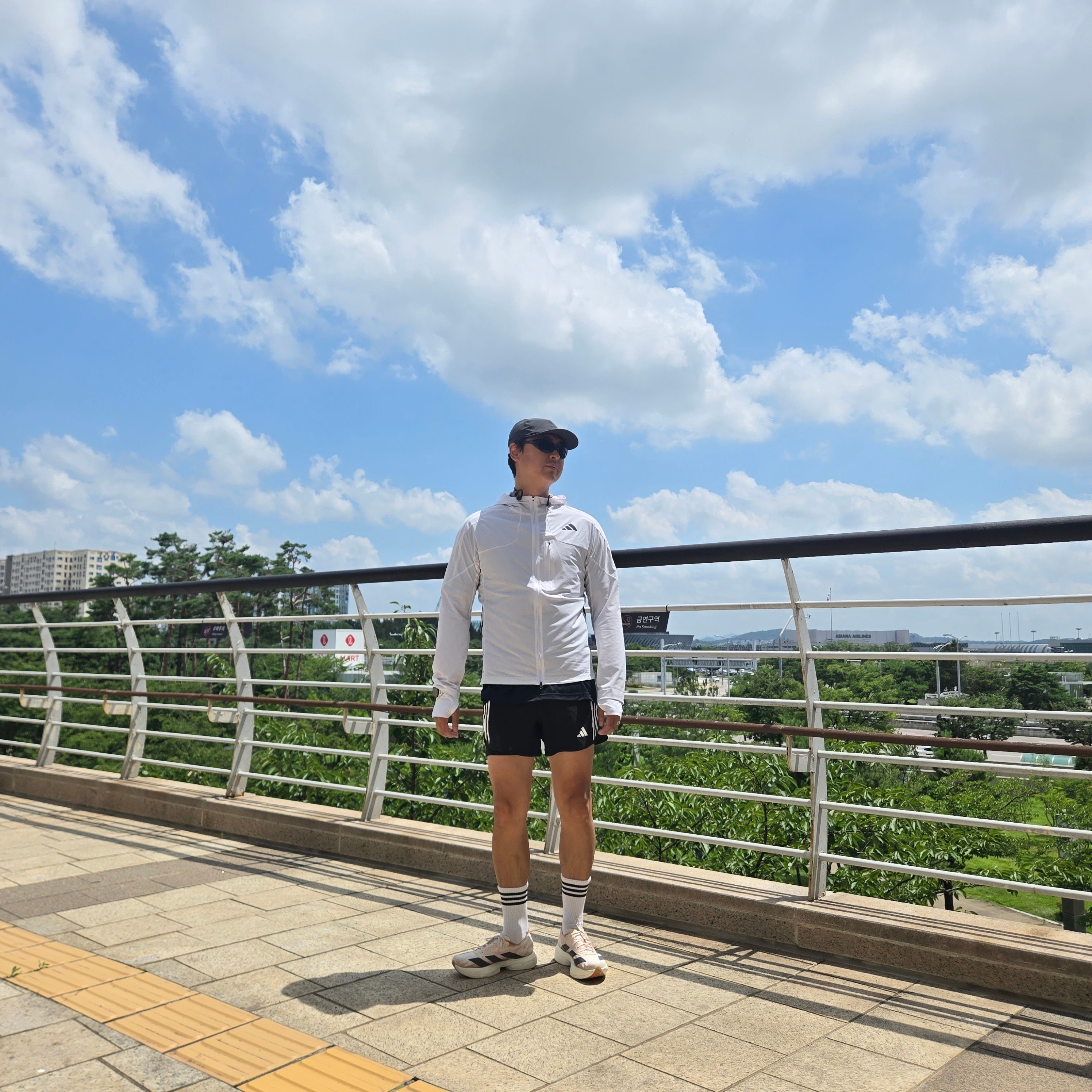 Adidas Adizero Running Jacket White - KR Sizing, Adidas Aeroready Sereno 3-Stripes T-Shirt Black - KR Sizing 착용 스타일 - 2