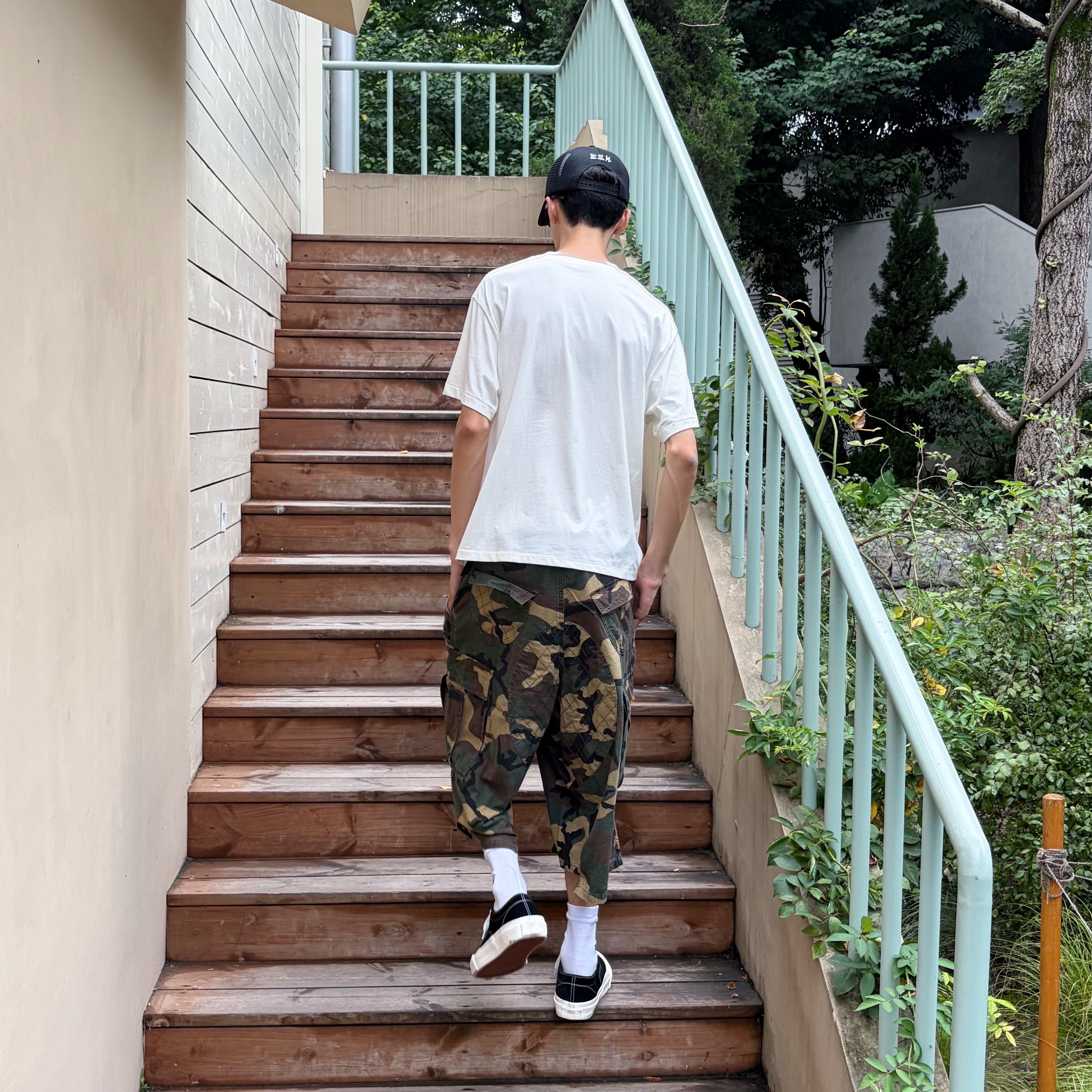 STEEPC Tuesday*Camouflage Bermuda Pants, Maison Mihara Yasuhiro Baker OG Sole Canvas Low Cut Sneakers Black 착용 스타일 - 3
