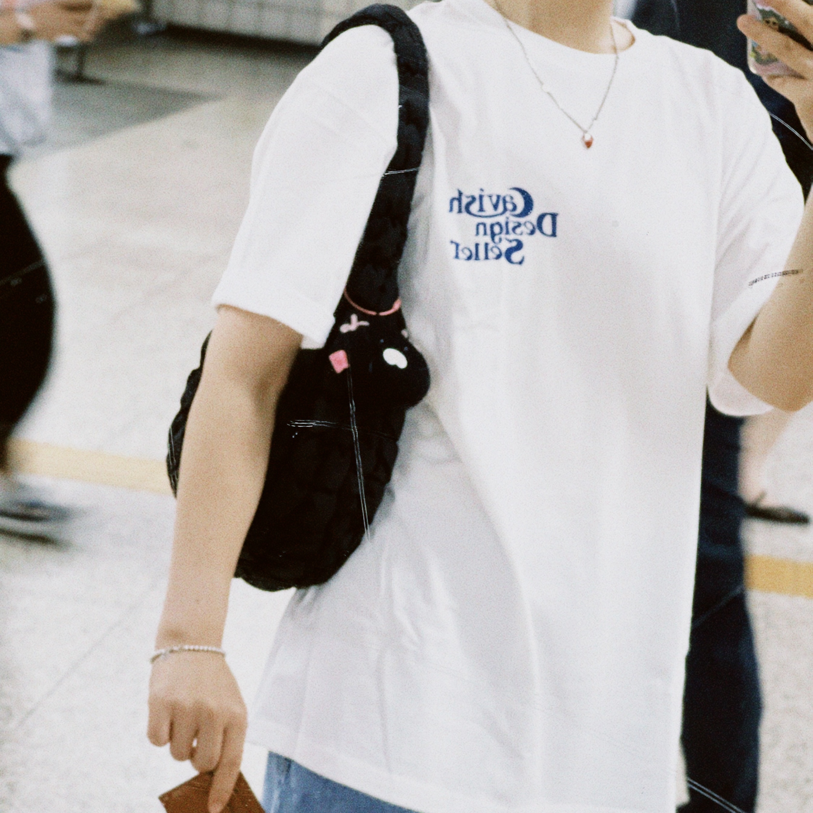 CAVISH Seller Logo SS Tee White 착용 스타일 - 1