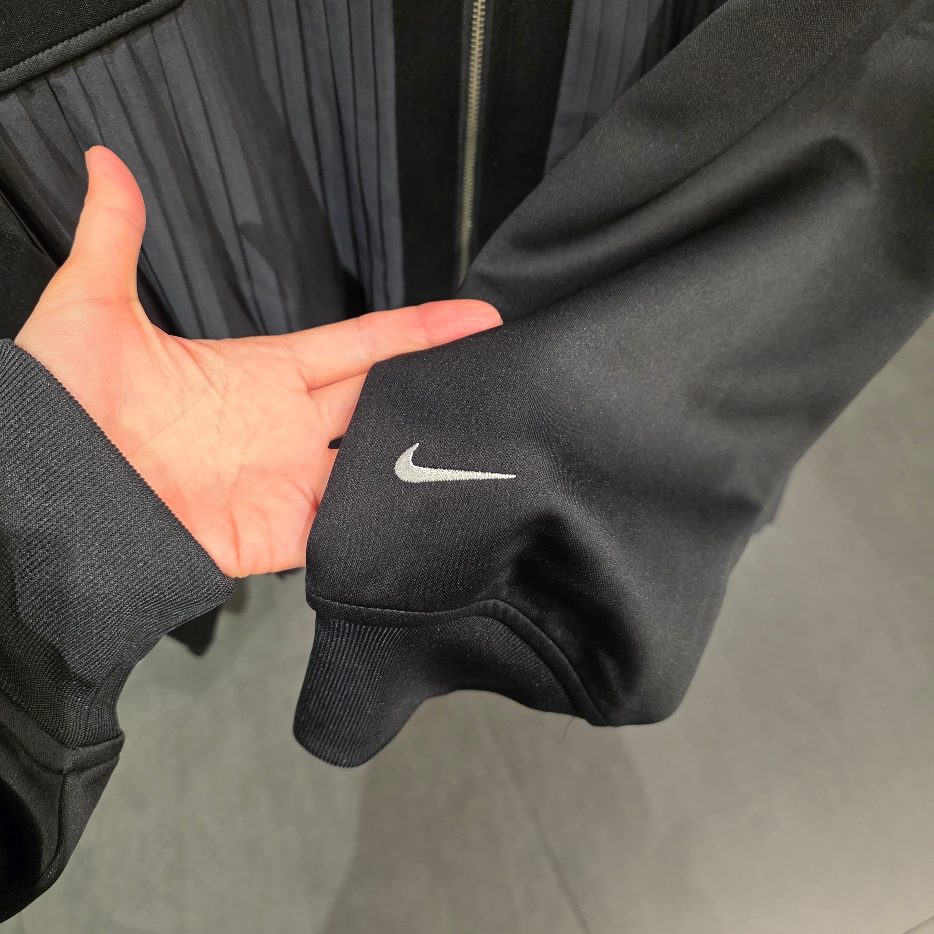 (W) Nike NSW Pleated Jacket Black Sail - Asia 착용 스타일 - 3