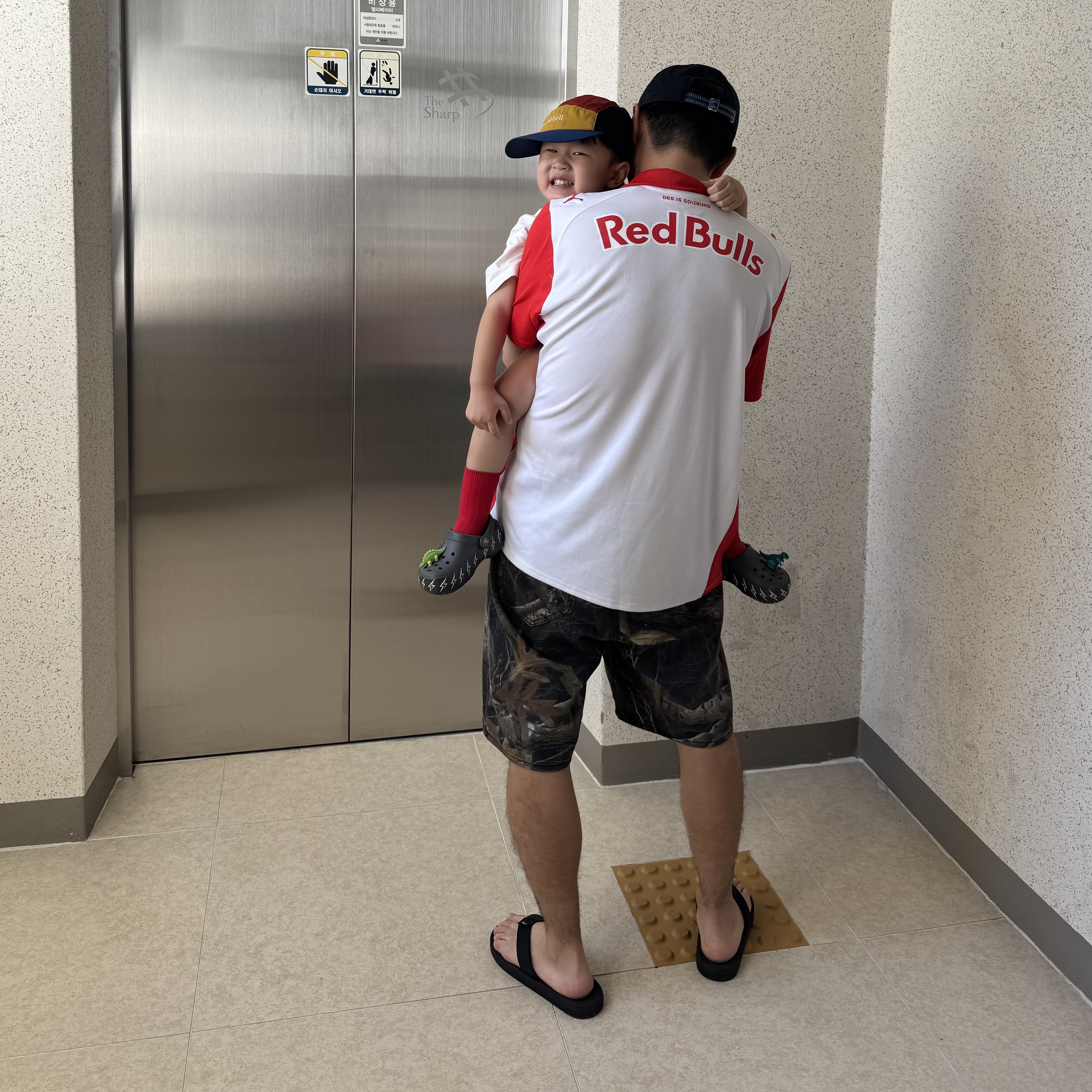 Stussy Realtree Edge Big OL' Shorts Camo, Puma FC Red Bull Salzburg 2025/26 Home Jersey White Red (Non Marking Ver.) 착용 스타일 - 2