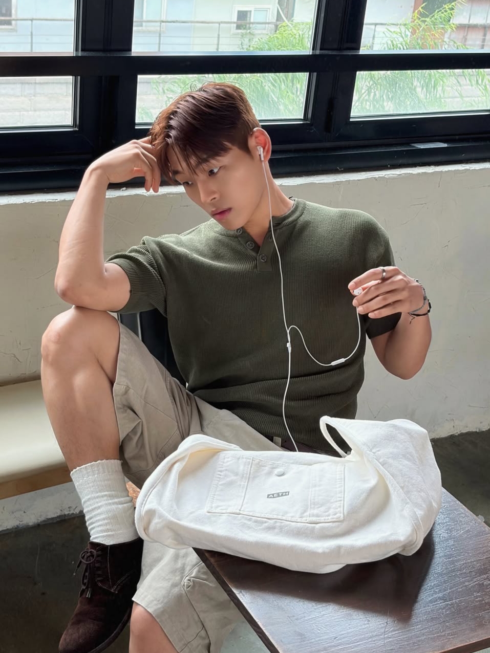 Knitted Coolever Henley Neck Half Sleeve Knit OLIVE, Knitted Coolever Henley Neck Half Sleeve Knit Brown 착용 스타일 - 2