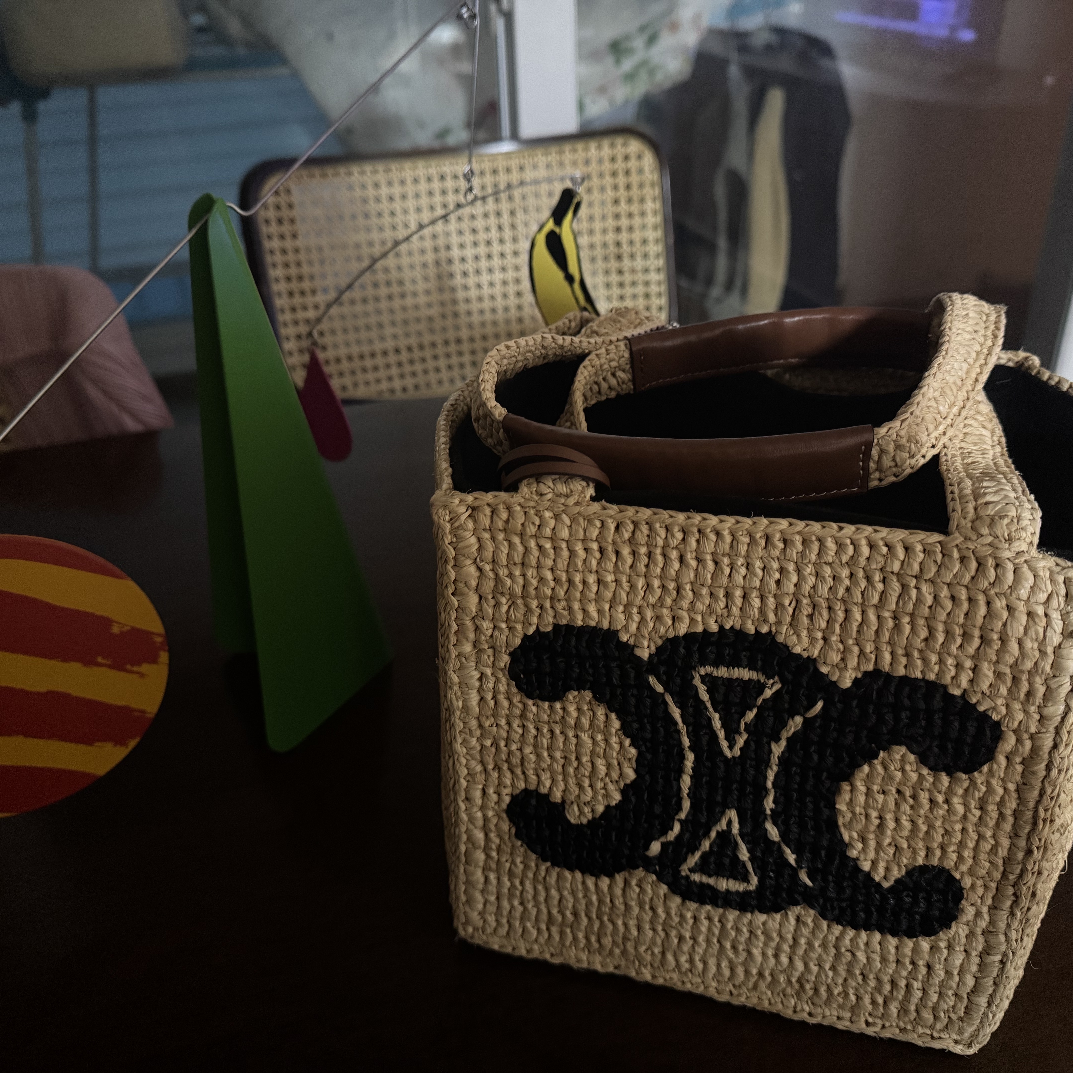 Celine Cube Bag Cuir Triomphe in Raffia and Calfskin Natural Tan 착용 스타일