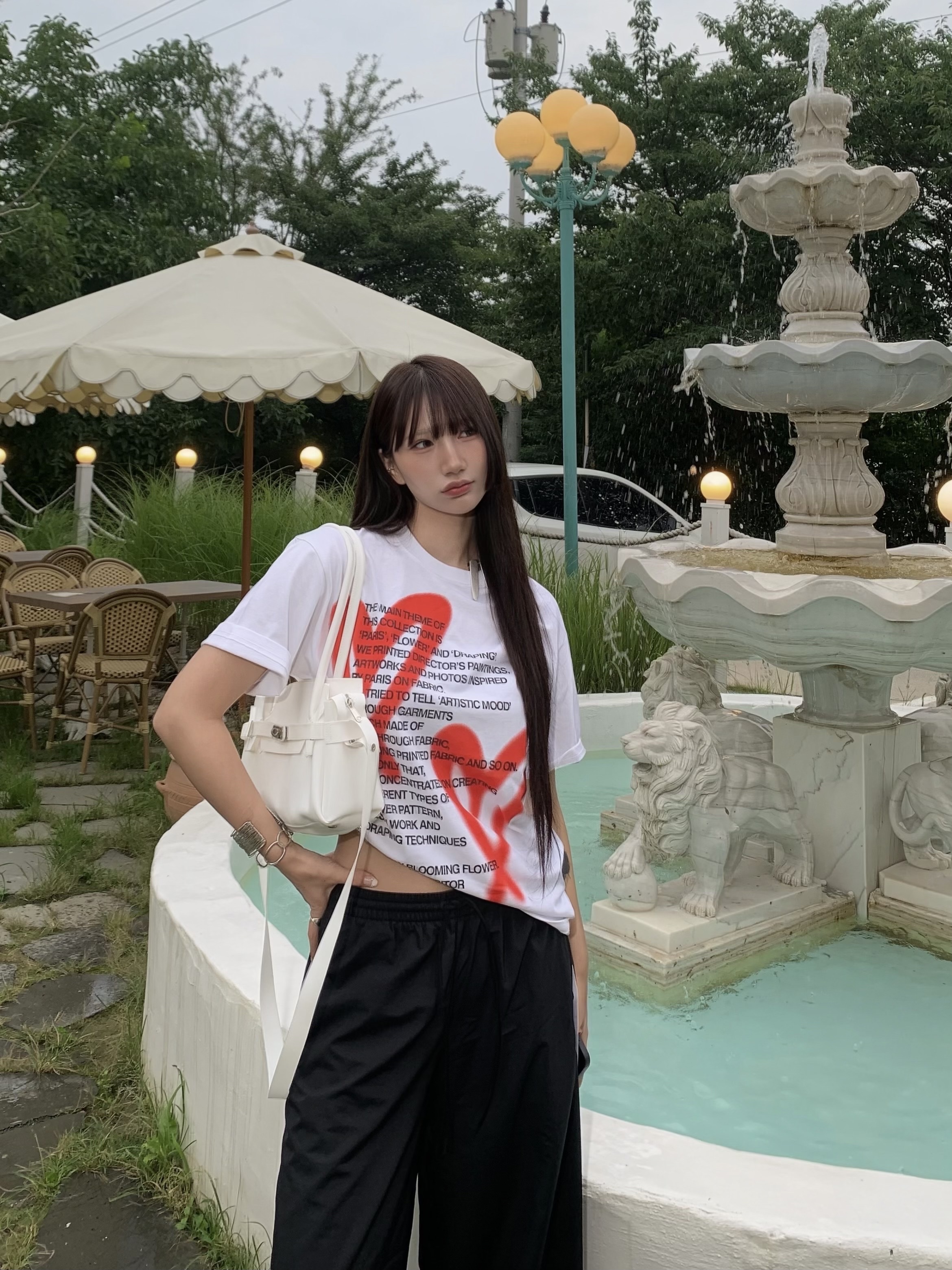 The Museum Visitor Heart Sprayed T-Shirt White 착용 스타일